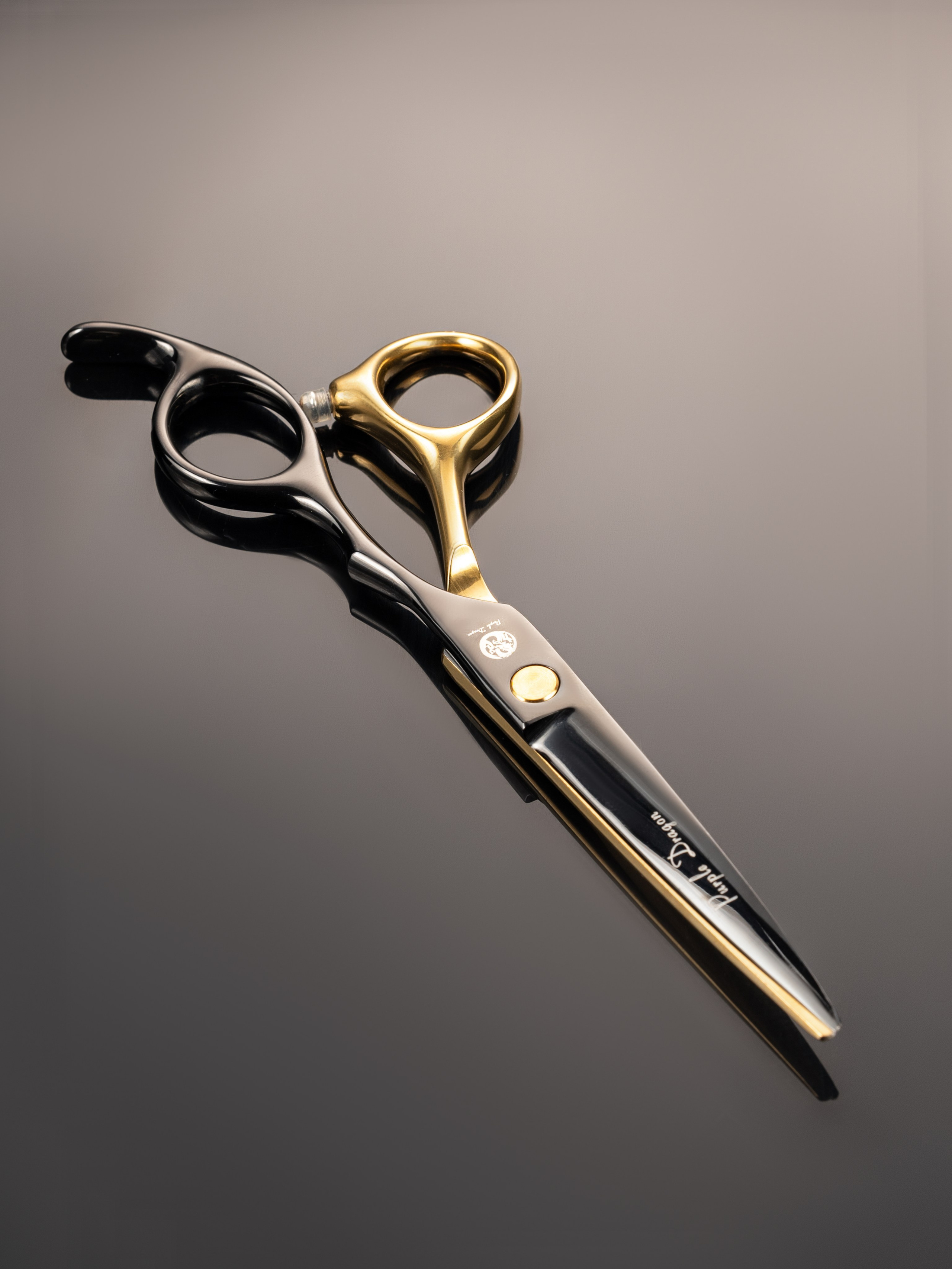 парикмахерские ножницы рекламное фото на зеркальном фоне