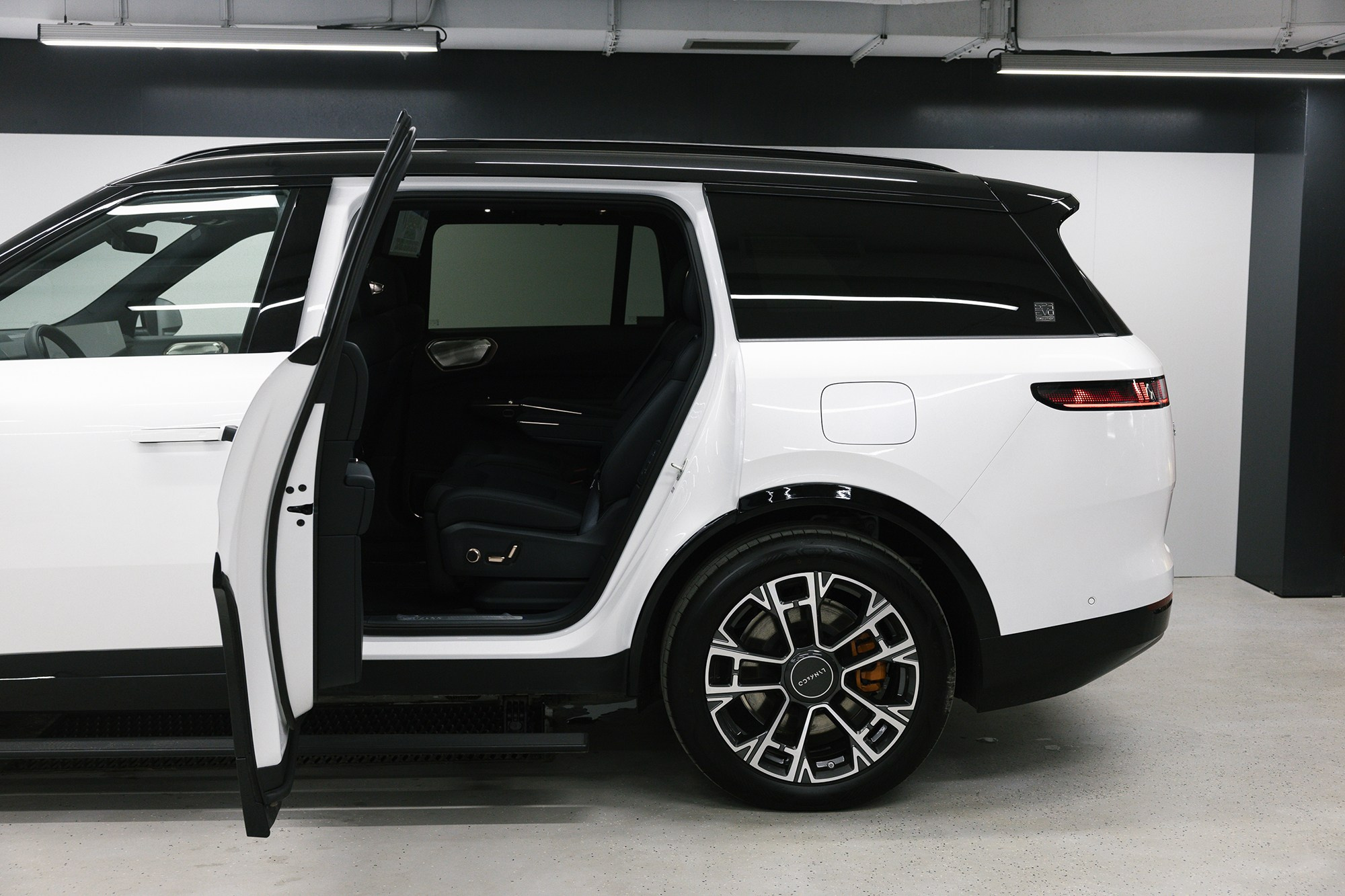 Lynk & Co 900 Ultra 2,0hyb 4WD AT (734 л. с.). Автосалон «Х-Авто»