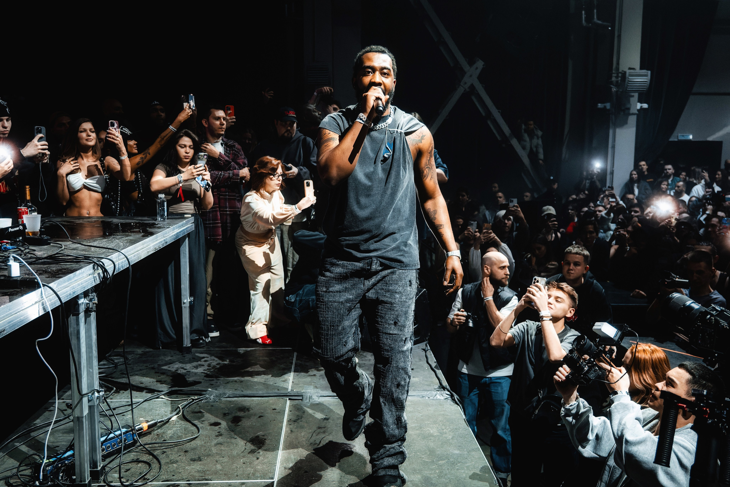 AVG x Desiigner в Tau 21.02.2025. Репортажный фотограф и видеограф в Москве