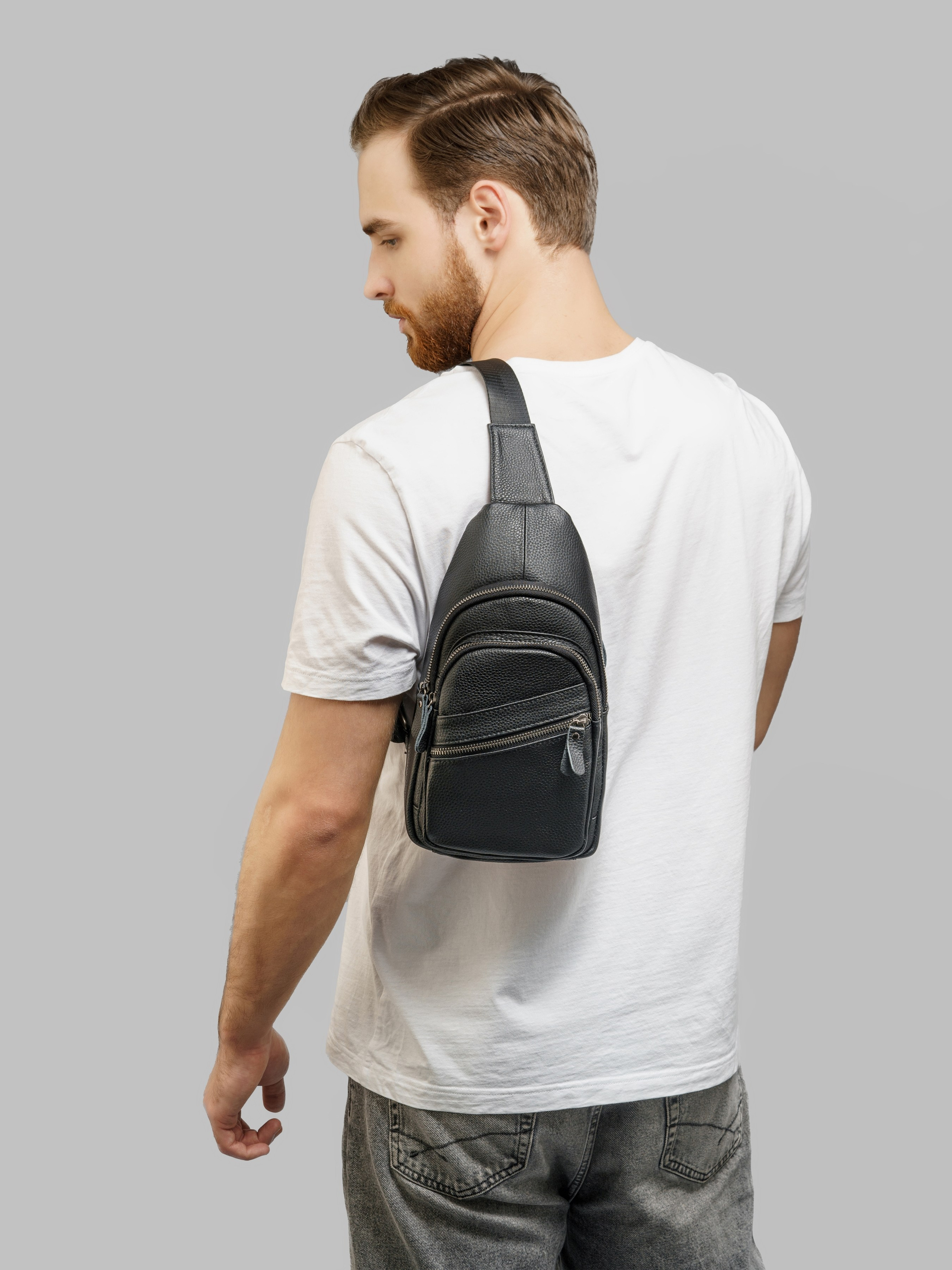 Сумки-бананки, модель Кирилл. KED Production — продакшн из СПб. Создаём фото, видео и контент, который помогает брендам и селлерам продавать больше