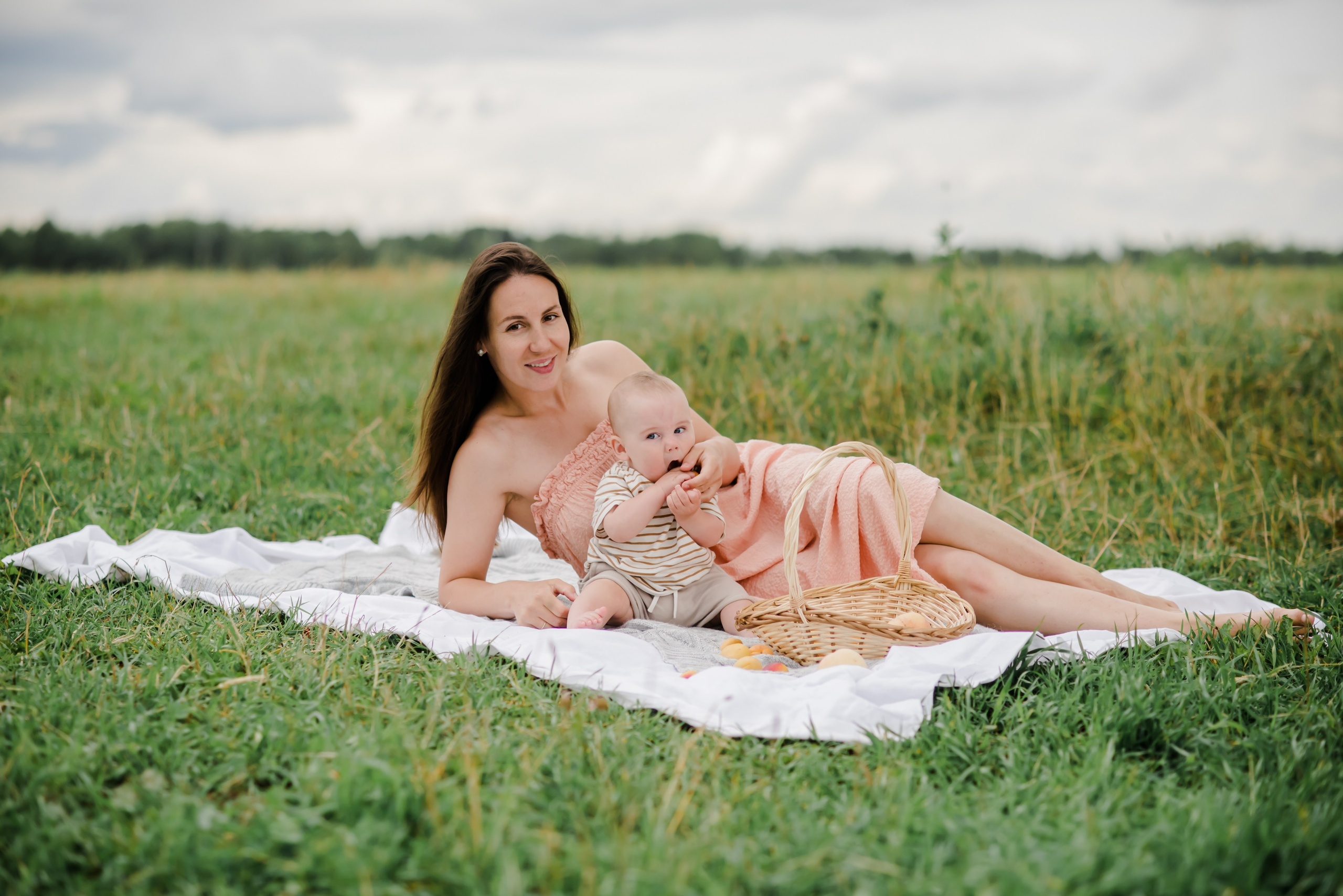 Анна и ее семья, фотосессия в поле. Свадебный и семейный фотограф Евгения Кононова