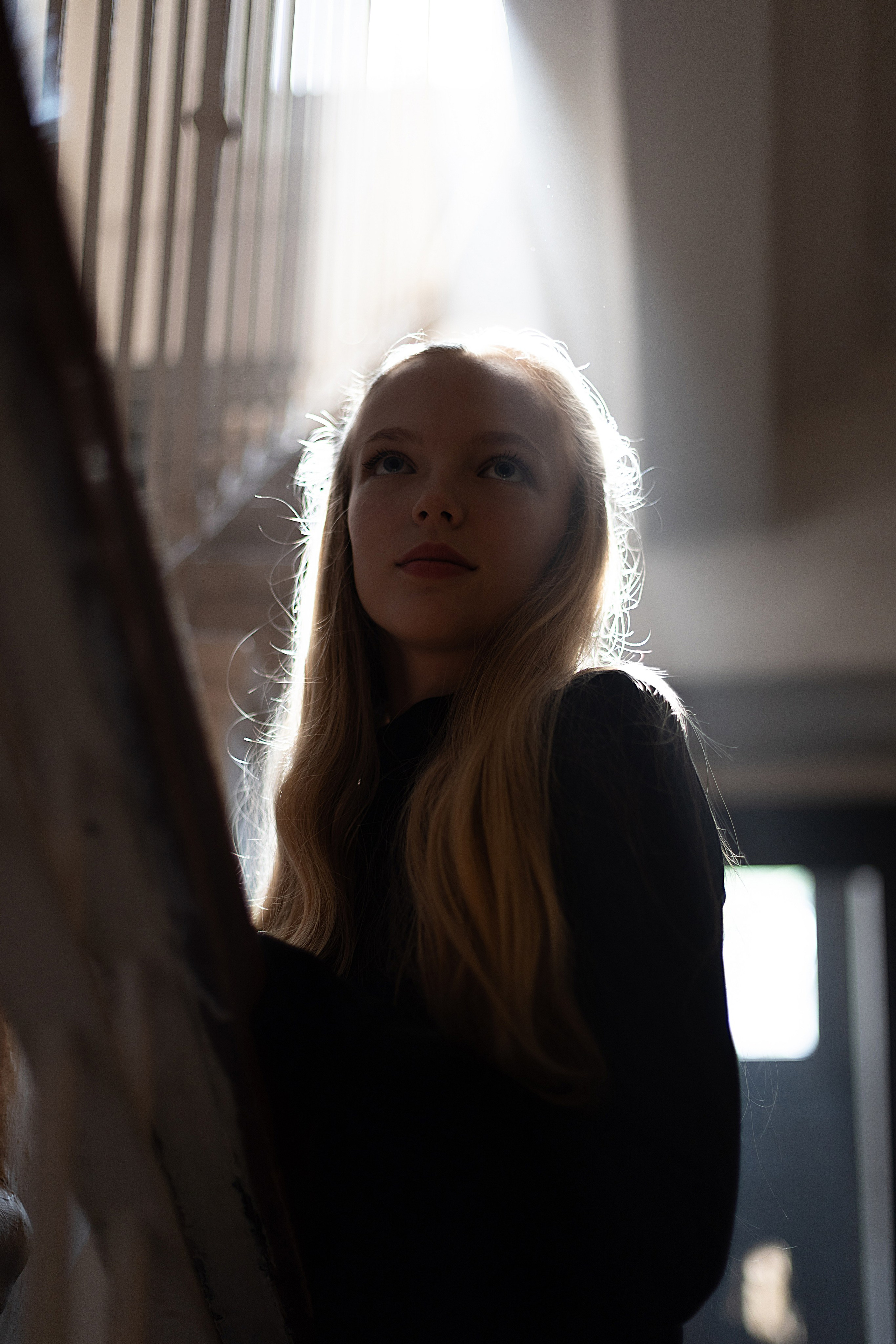 портрет девушки в контровом свете солнца