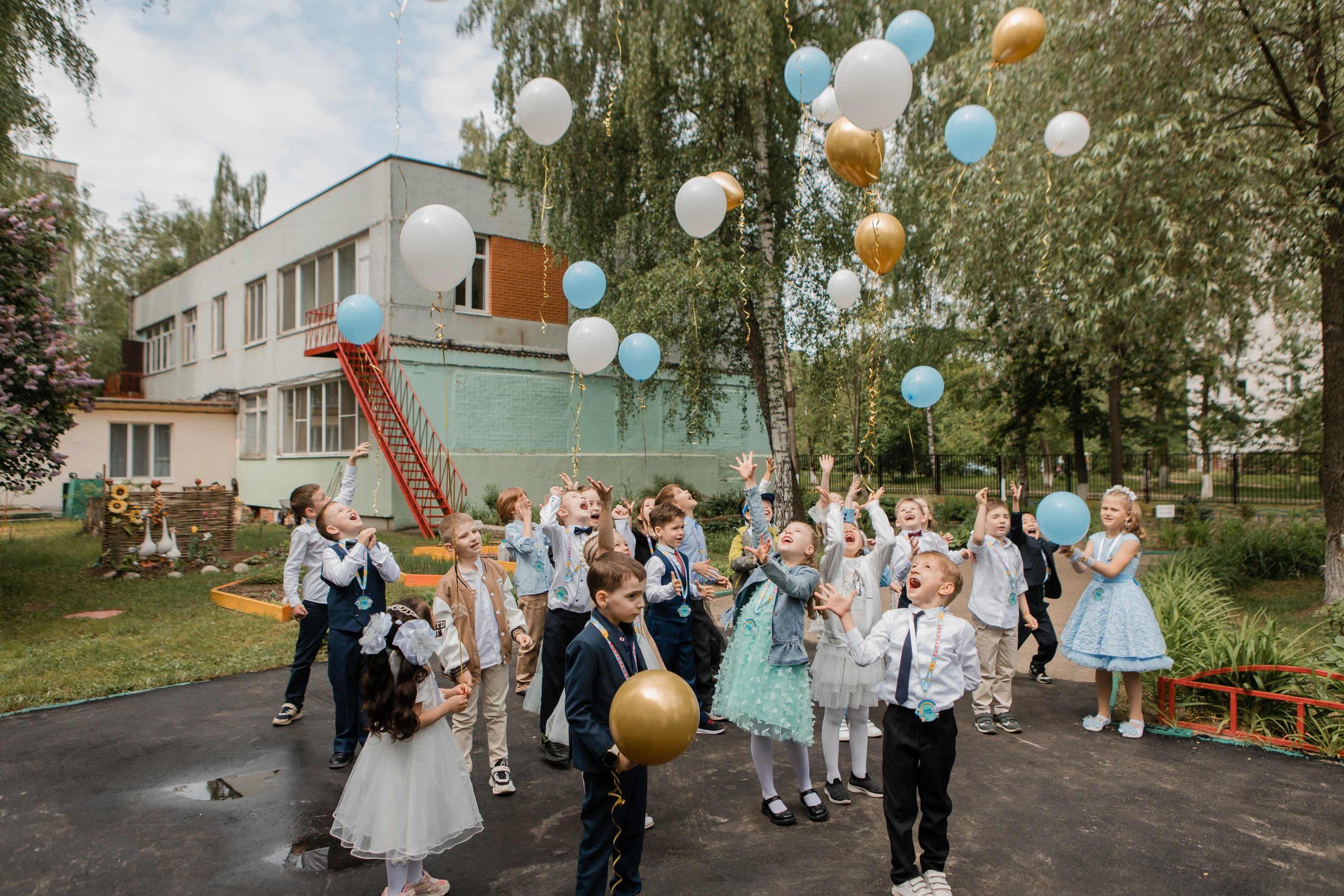 Фотосъемка выпускного в детском саду. Видеосъемка и фотосъемка свадеб. Фотограф и оператор на свадьбу. Видеосъемка подкастов, собственная видео-фотостудии. Предметная фотосъемка