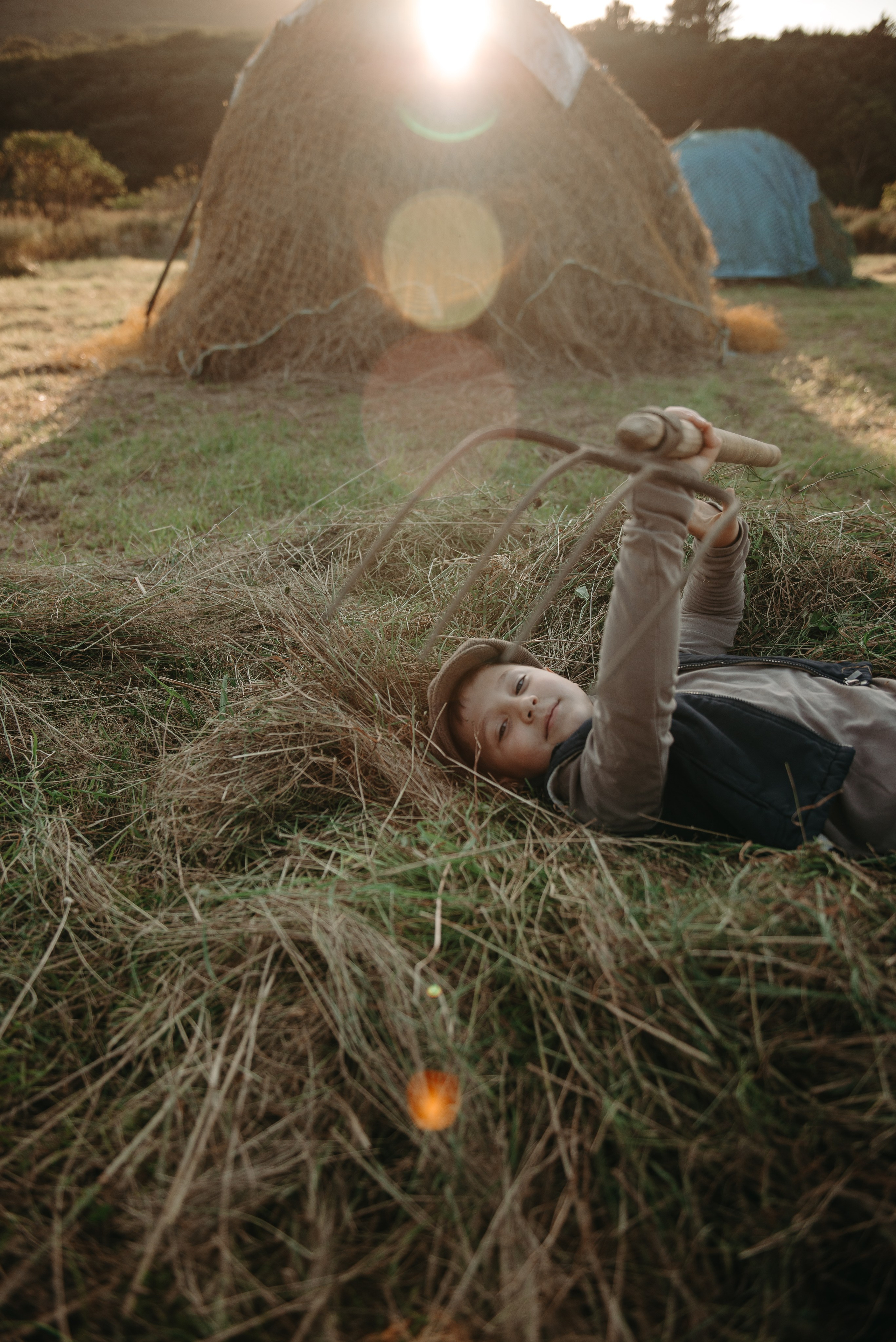 Дениска и Пелагея на сенокосе. Ирина Метелица фотограф на Шикотане