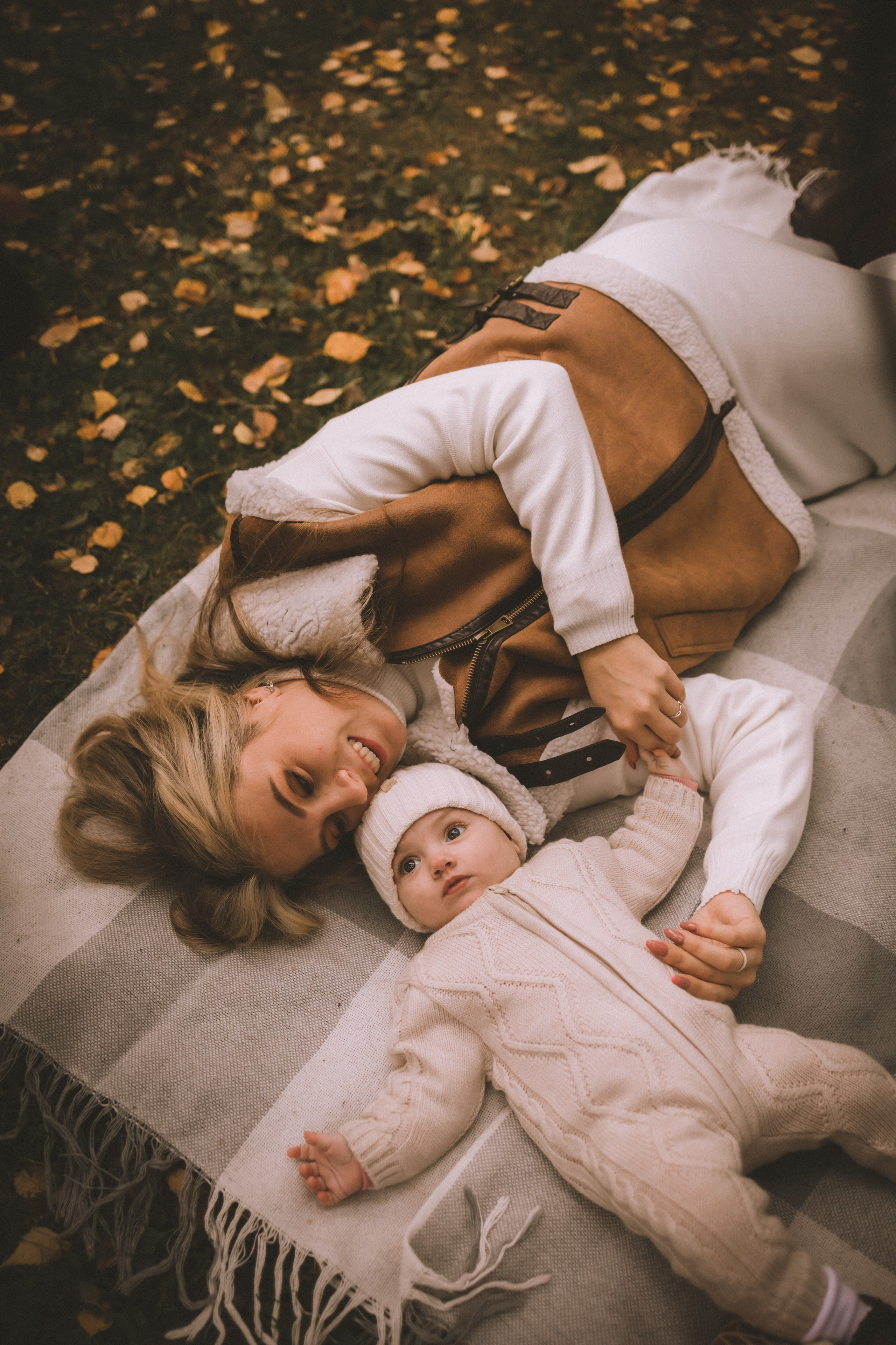 Радостный контакт: малышке комфортно отдыхать рядом с матерью на лужайке старинного сада