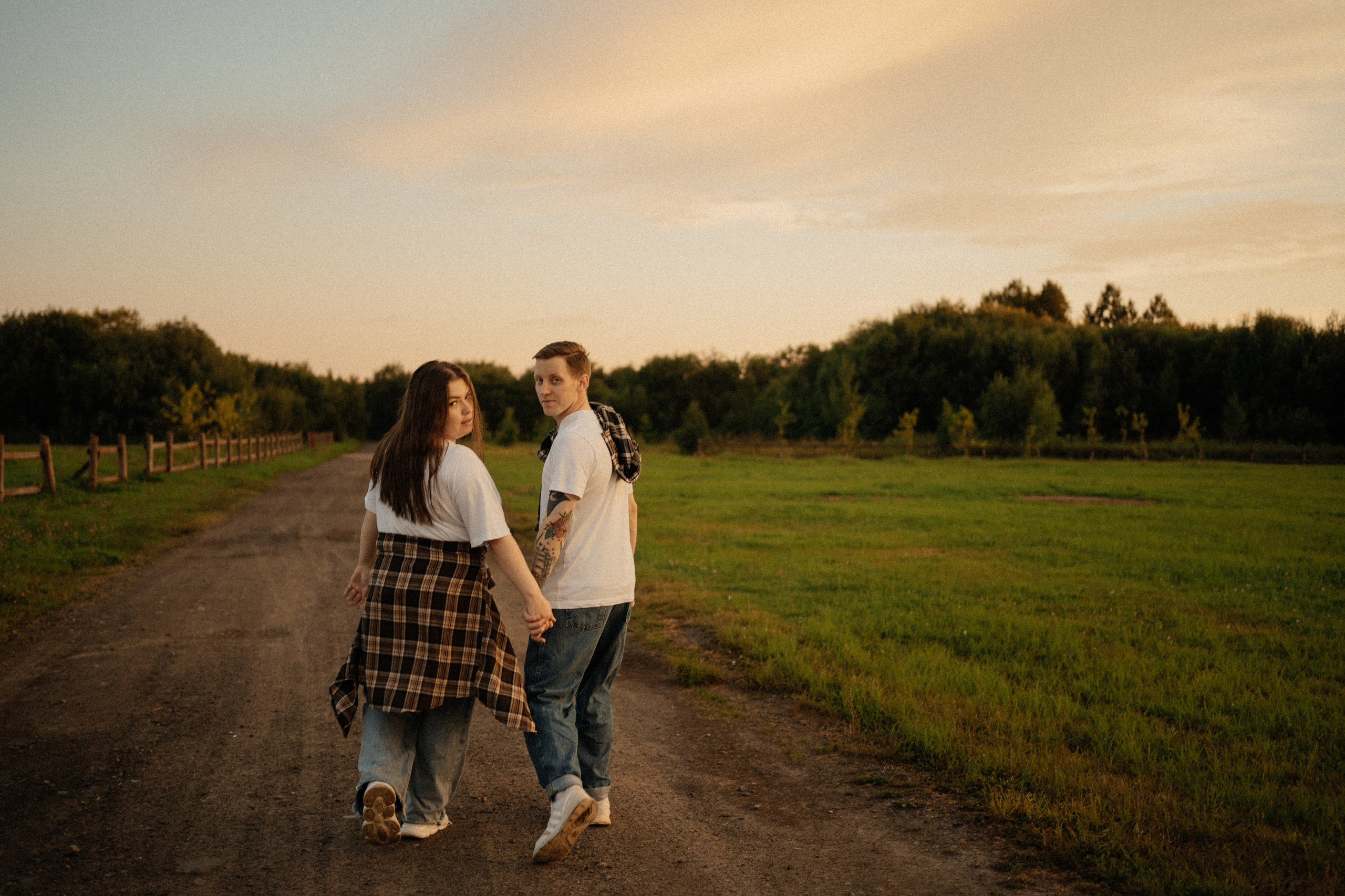 Парная фотосессия на закате за городом с красной Ладой | Лето | Архангельск. Свадебный и портретный фотограф в Архангельске Елизавета Стрекаловская