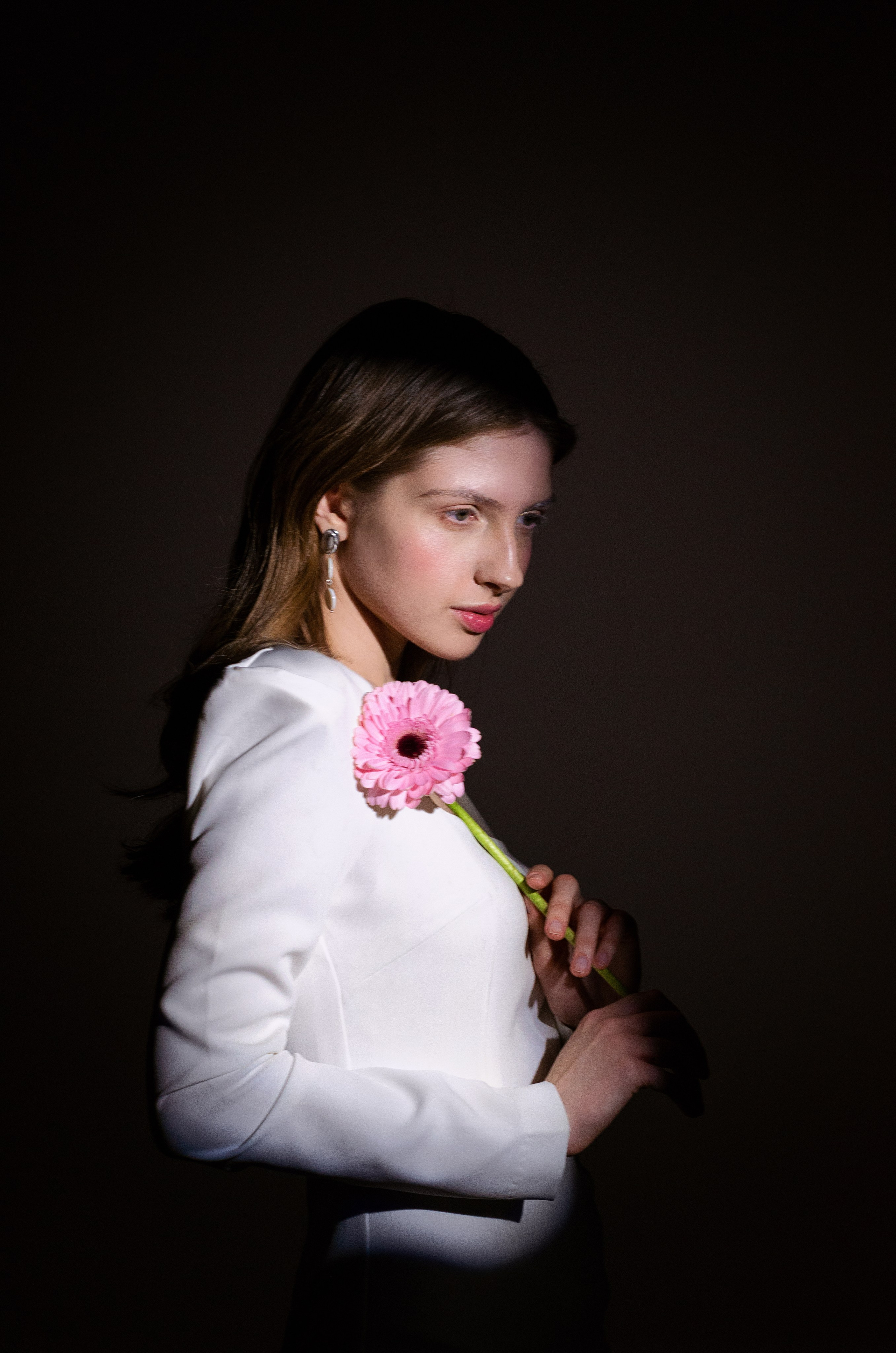 Девушка и цветок. Фотографы для фотосессий в Новосибирске