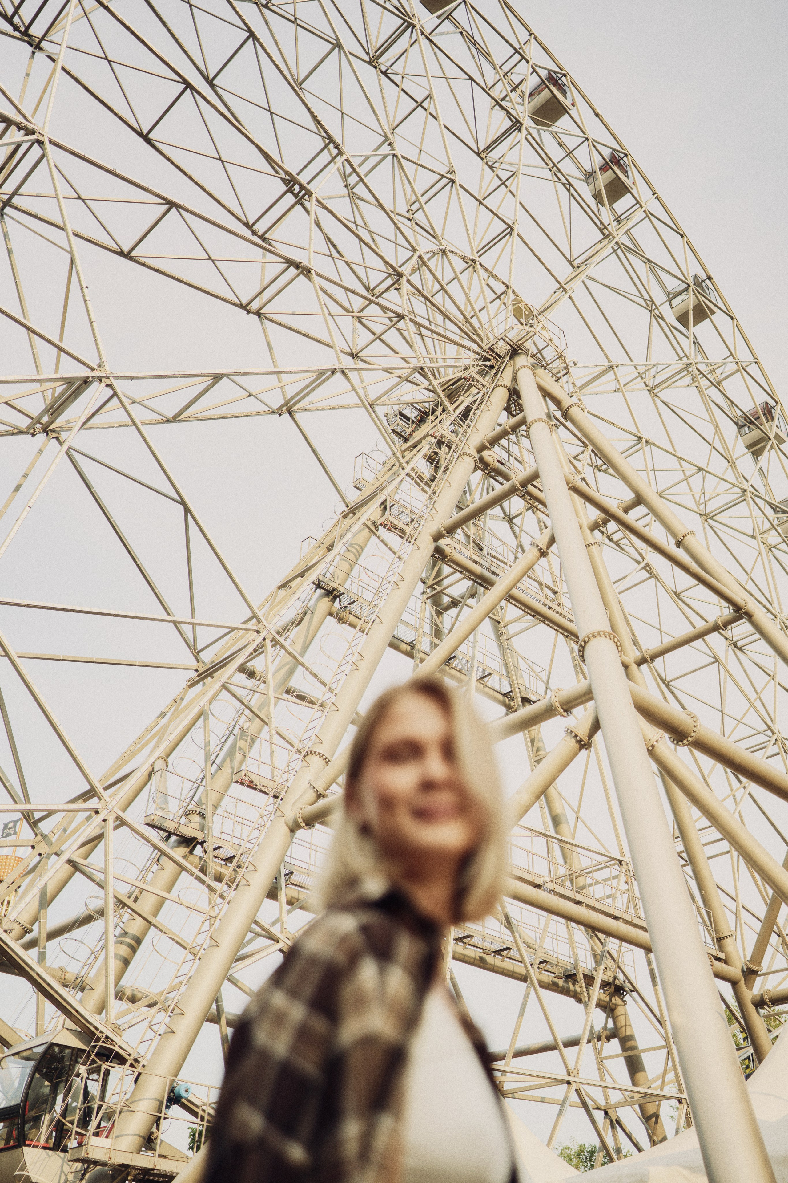 Женский портрет в городе около колеса обозрения