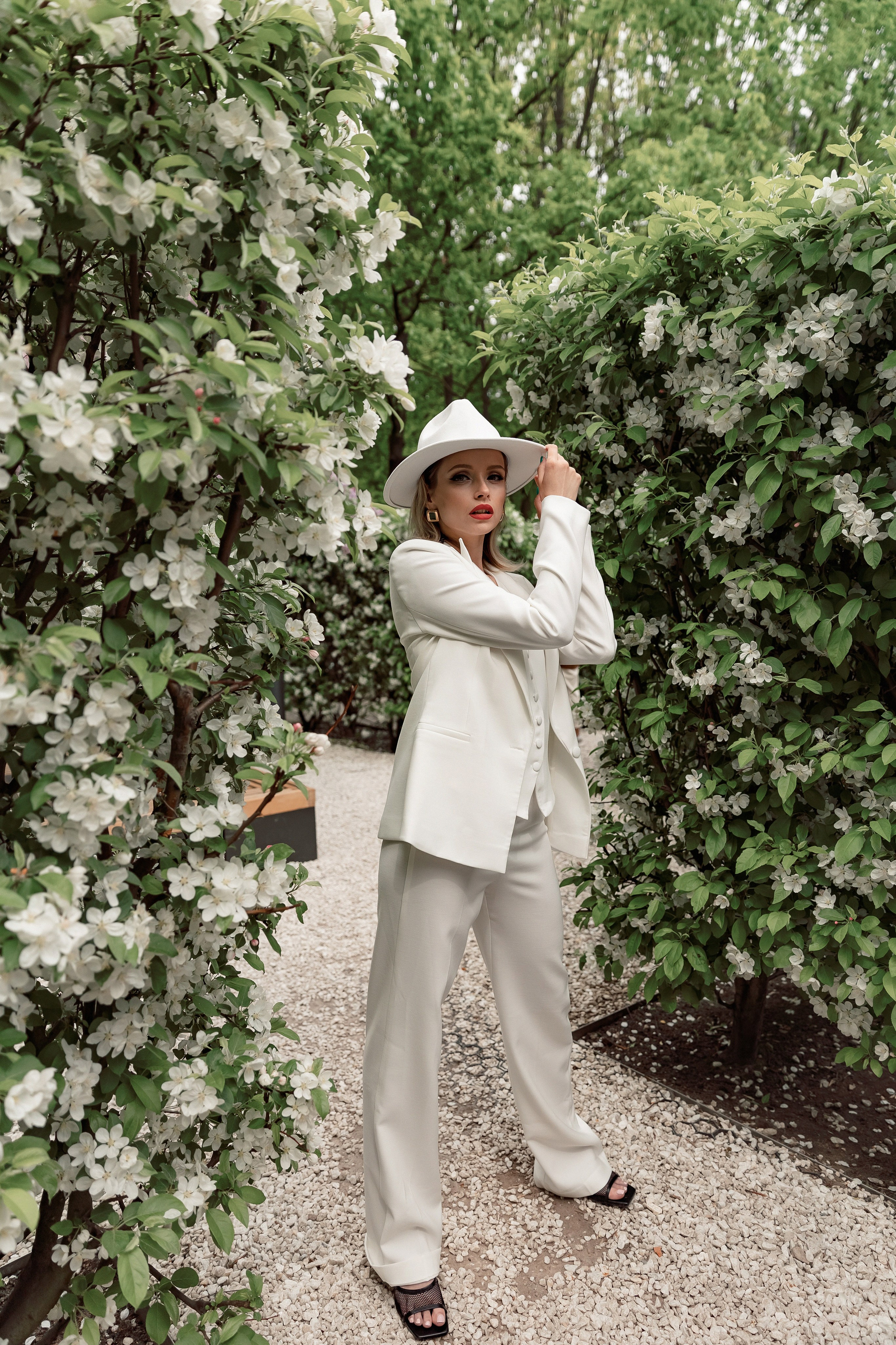 Портретная фотосессия Даши среди яблонь. Свадебный фотограф Москва