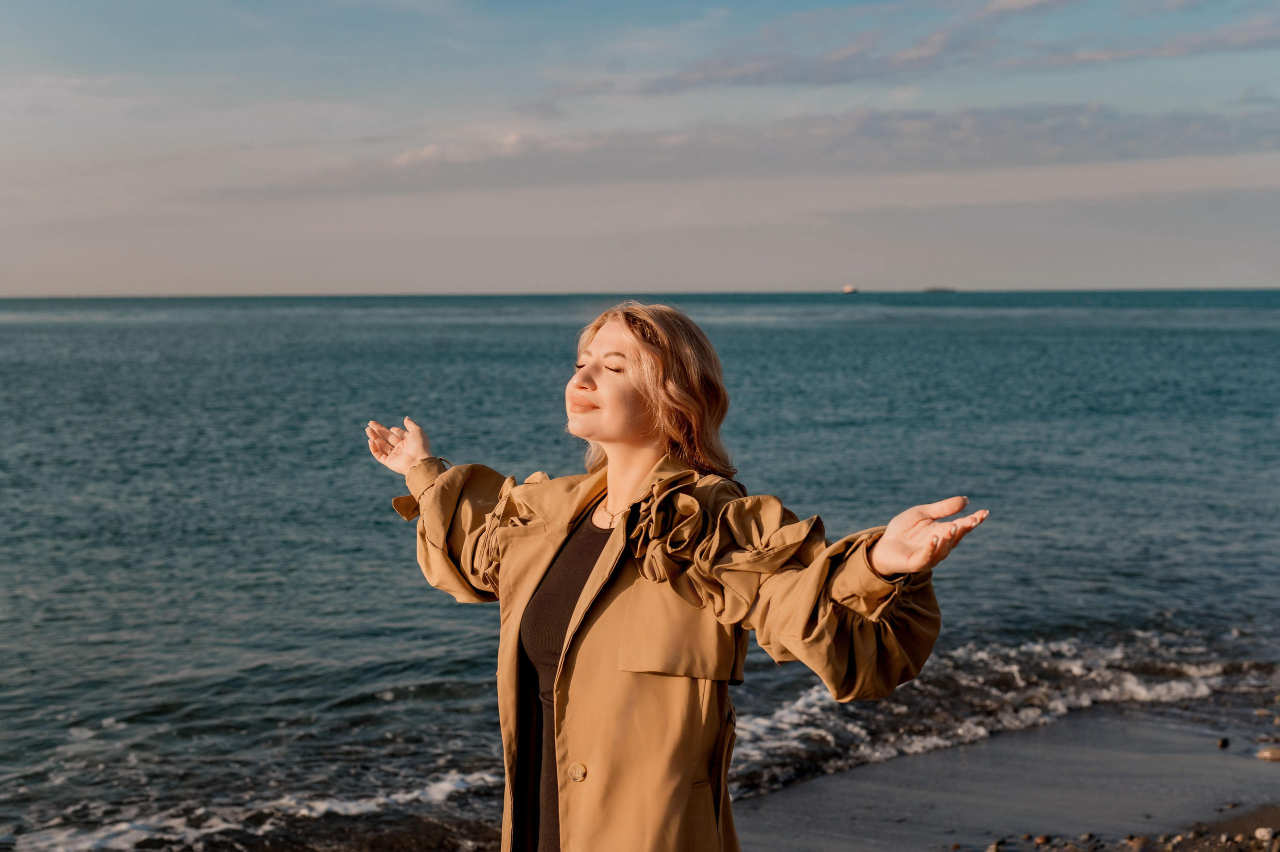 Радость встречи девушки с морем в Сочи.