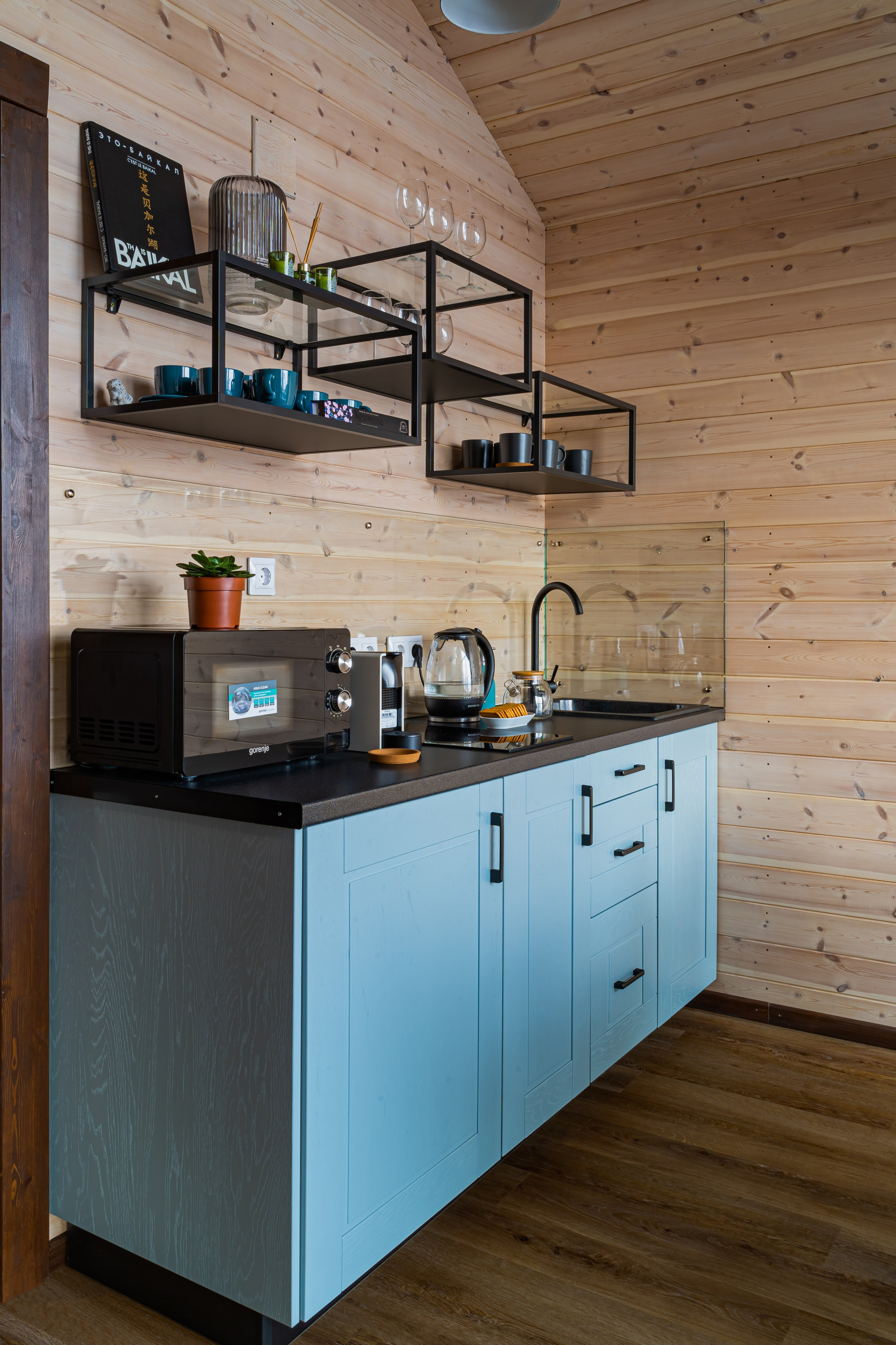 Интерьерная съемка частного гостевого дома. Занимаюсь профессиональной фотографией и живу рядом с Байкалом. Работаю в разных жанрах