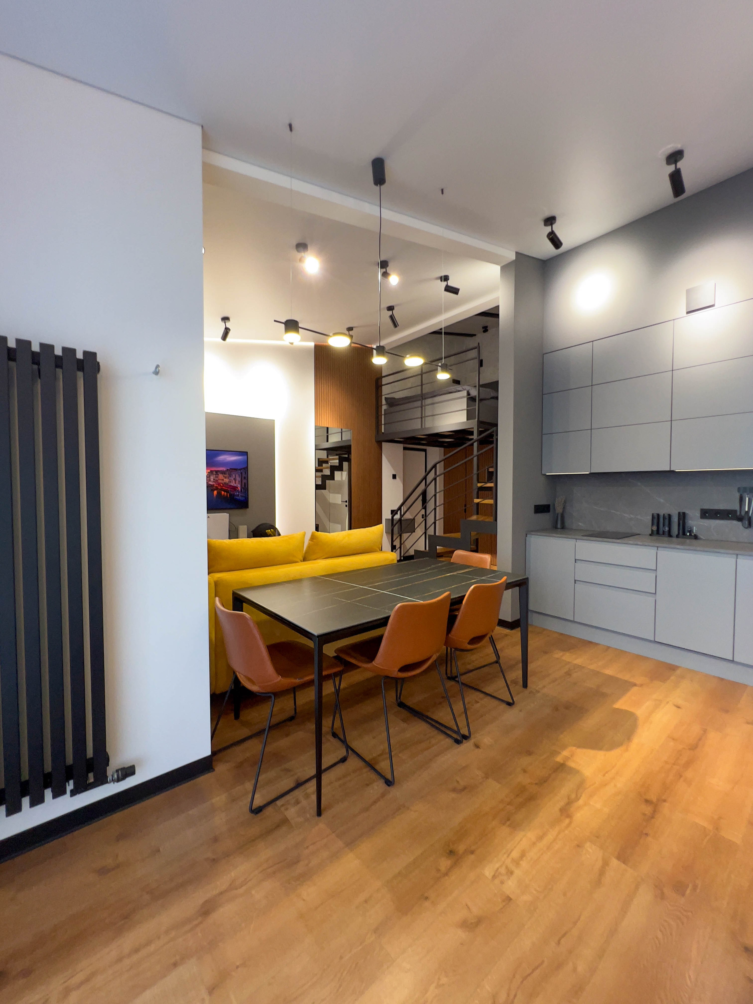 The apartment is on two levels. Fotograf Dmitrii Donets