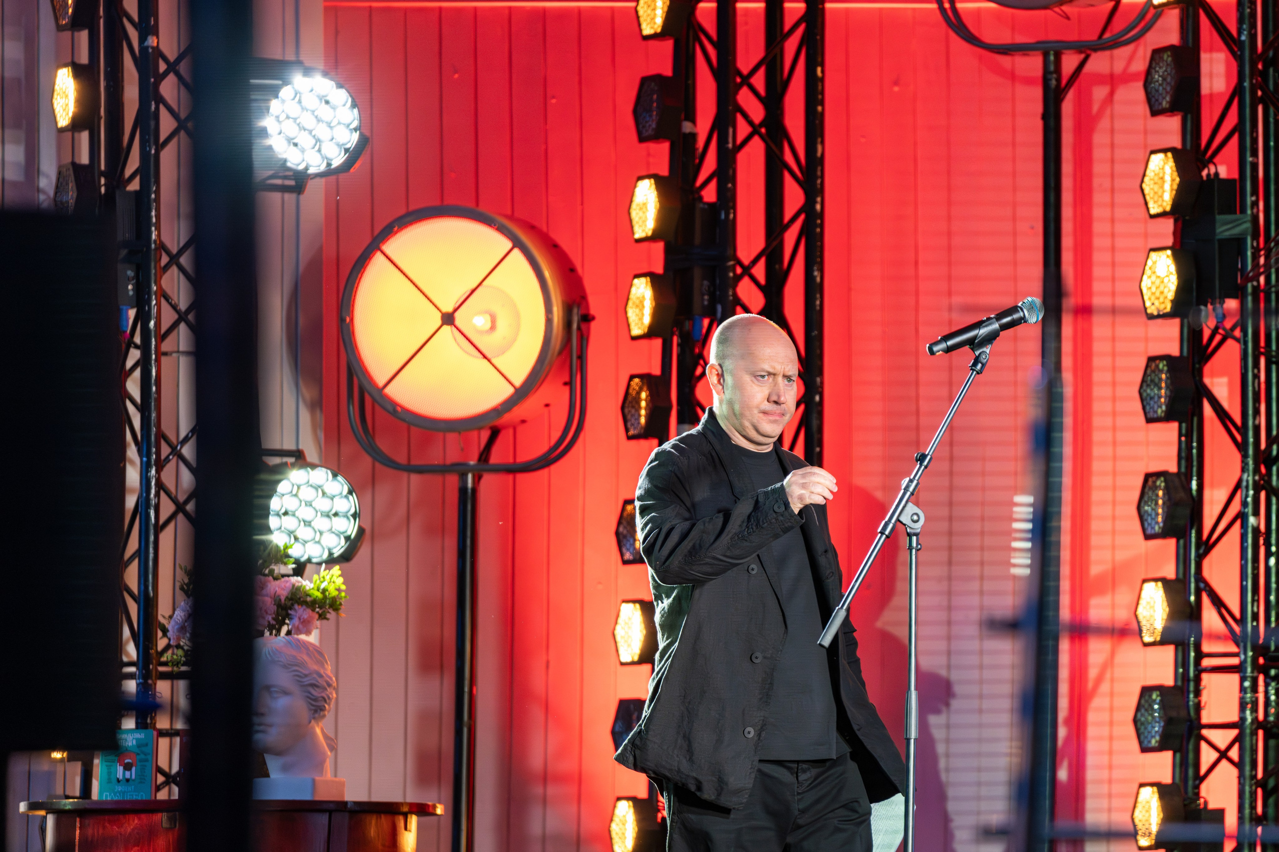 Сергей Бурунов поднимается на сцену Беспринципных чтений Александра Цыпкина в саду Эрмитаж