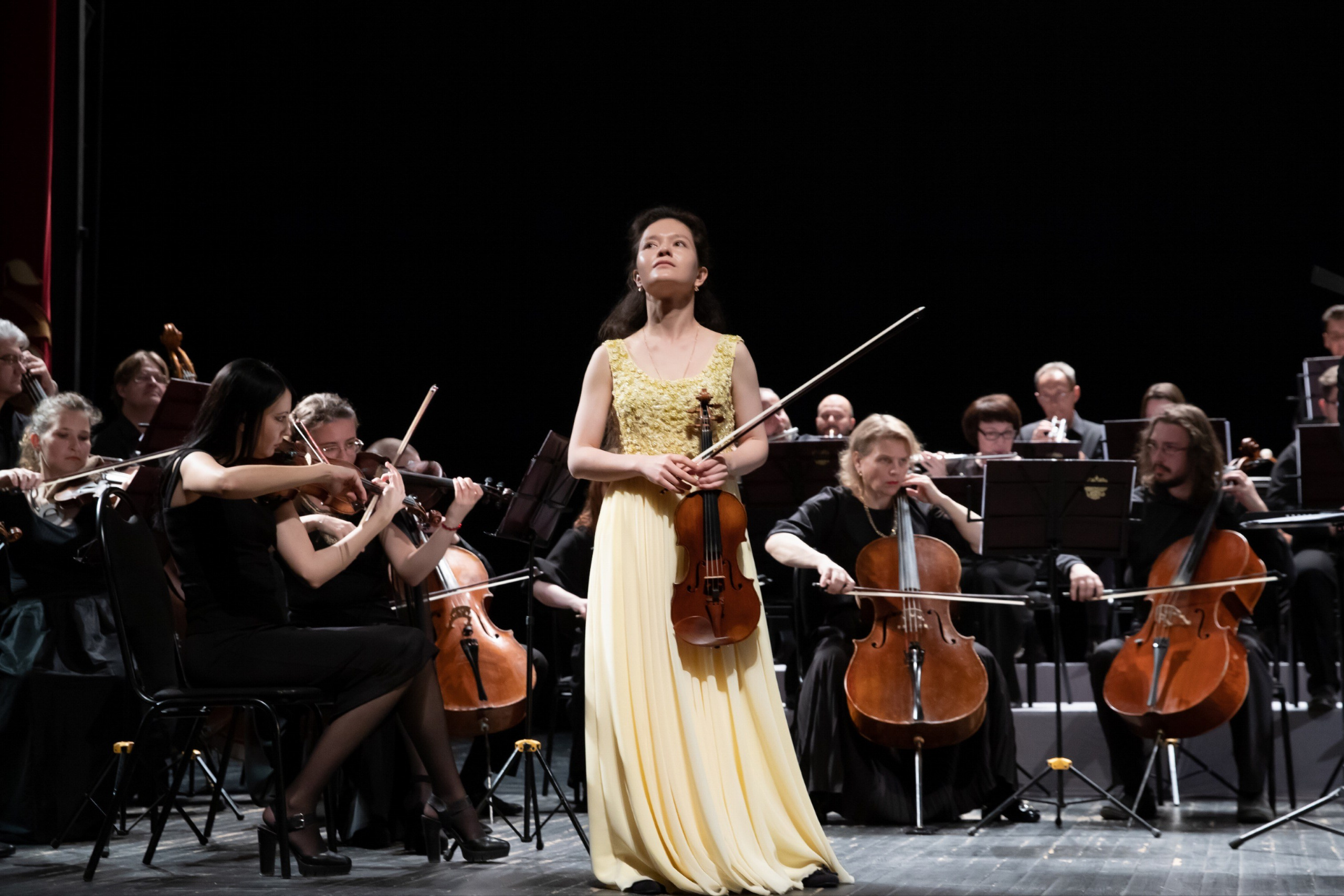 На сцене. Скрипачка Анна Савкина