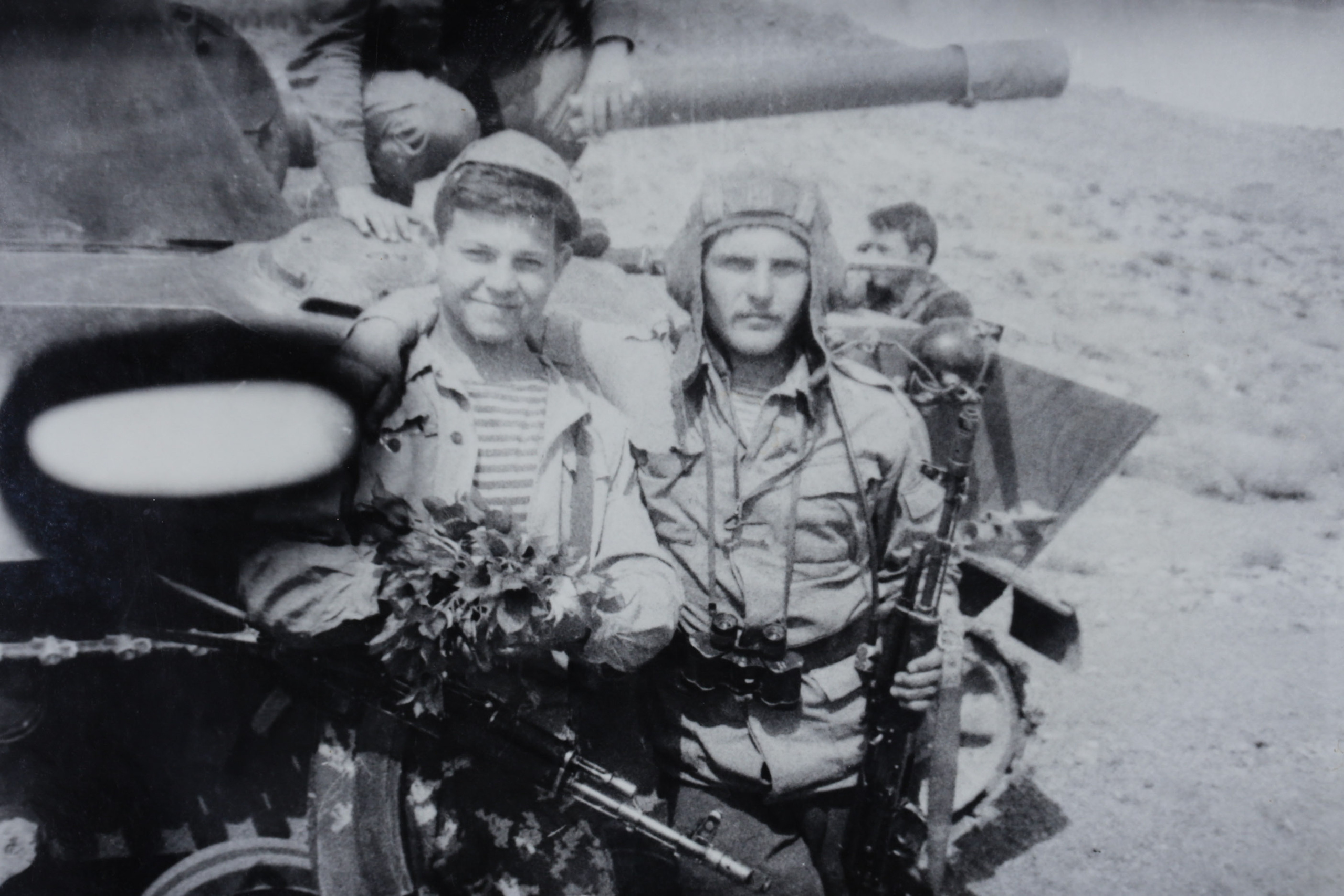 «Здравствуй, Леночка!                                                                         Получил от тебя письмо, за которое большое спасибо. У нас с Витей все хорошо, не болеем, в общем все в полном порядке.Т ы тут про лес так написала, я чуть от зависти не помер, это ведь так хорошо и приятно слушать тишину, вздыхать запахи леса.А мы тут потихоньку стреляем, так что соскучиться как-то не успеваем, времени ночью нет, а когда появиться спешу написать письма тебе, Иринке, ну и всем остальным. Да она меня еще ждет, ну и я как не странно ей верю. Вот скоро должна фотку прислать. Интересно, какая она стала. А в общем хотелось бы увидеть всех вас, какой я для вас буду, не знаю, но по крайней мере я буду знать себя, и свои силы. Тебе, наверное, тоже хочется узнать на что ты способна, не просто в жизни, а в любой ситуации. Представь, что снаряды рвутся совсем рядом, а тебе надо бежать, потому что здесь каждый занимается своим делом, и каждый должен быть на своем месте. Вот тебе вкратце о нашей службе. Я кажется тоже поумнел, хочу после армии съездить в Москву, а потом пойду учиться, только вот не знаю точно куда, есть желание в нефтяной поступить, но не знаю, что из этого выйдет. А если выйдет что жениться я поспешу, то пойду работать с отцом, подумаешь грузчик, зато будет хватать на жизнь. В общем ты пойми меня, здесь других дум в голове нет, только про дом, только про гражданку. Вот вроде и все. Ты положи пару лезвий и вышли же мне свою фотку, хочу посмотреть на тебя. Нашим большой привет передавай. Крепко целую, твой братЖеня.20.08.87». 