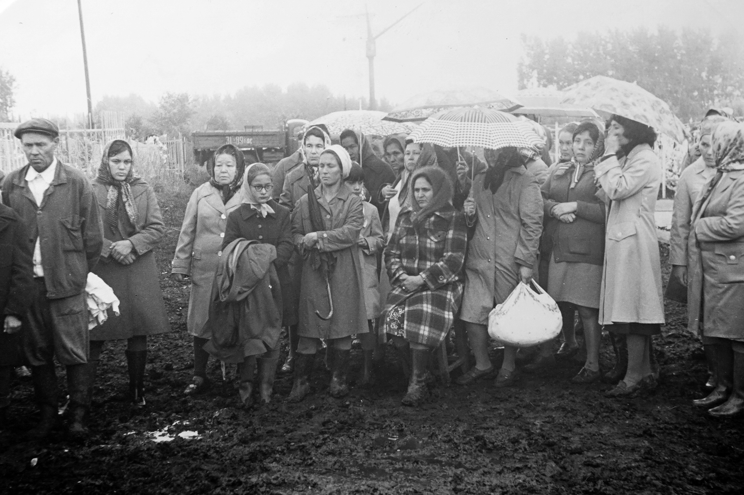 Отрывок из письма Гайнуллина Аската маме и младшим братьям. «Здравствуйте, мои дорогие родные мама, Ахмет и Альбертик! С горячим солдатским приветом к вам Аскат!Также приветы большие, огромные передавайте всем родным и близким от меня. Я сейчас живой и здоровый, настроение хорошее, служба идет нормально. Я решил написать еще одно вам письмо, не дожидаясь от вас ответа…Еще и еще раз поздравляю тебя дорогая мама с Международным женским днем 8 марта!Желаю тебе, мама, в этот прекрасный день много радости и смеха, веселья и праздничного настроения, и особенно крепкого-крепкого здоровья, а также чтобы никогда, никогда не болела.28.02.1979. До свидания!   от Аската.»