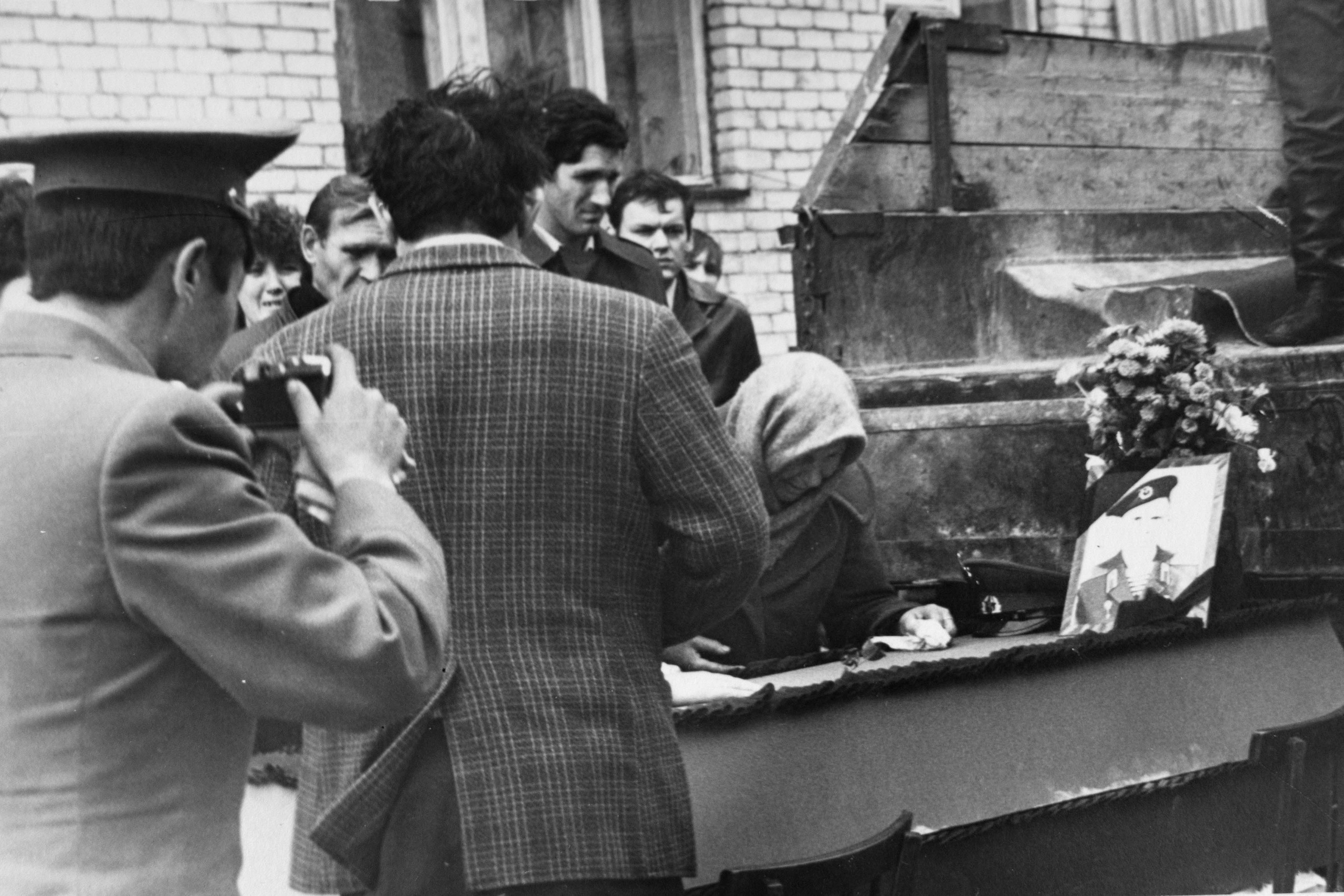 Письмо Олега Дмитриева от 22/04 -1985 «Здравствуйте дорогие мама и папа!!С большим горячим приветом ваш сын.Во-первых, извините меня за столь долгожданное письмо, если понимаете это не у нас в Советском Союзе. Здесь жизнь совсем другая. Тяжело, конечно, но ничего не поделаешь. Лежу я здесь пока в больнице, не знаю. что подхватил толи тиф, толи дизентерию, живот крутит в невмоготу, неизвестно еще. Сейчас у нас начинается сильная жара, не знаю, как я перенесу это лето здесь, уже похудел на шесть килограмм, стал весить 59. Наступают мрачные дни Афганистана. Скоро наступит первое мая и желаю вам я справить его хорошо, мне то не придется его отпраздновать, такова уж здесь жизнь военная. Получил я от вас письмо, за которое большое спасибо и от бабушки тоже получил. Ты мама спрашиваешь, можно ли сюда посылки присылать, а я тебе отвечу, здесь строго запрещено и с переводами тоже, даже письма чуть что лишнее, уже письмо не дойдет. Ну а как там дома, как дела у вас с отцом, на работе. Погода уже дома, наверное, налаживается после морозов. Солнышко, наверное, уже припекает, лед скоро тронется или еще рано. А как вы живете не болеете. Как папка там, как мне охота с ним на рыбалку сходить. Здесь рыбы тоже у нас в Джелалабаде полно, только никто не ловит ее. И караси тоже есть. Вот кажется уже целую вечность я здесь в Афганистане служу, а на самом деле совсем мало прошло времени, как долго время тянется, прямо ужас. Слыхать ли что-нибудь на счет Игоря Вершанского, где он находится, что с ним. Если весточка какая ни будь будет обязательно напиши мама. Ну а так за меня не переживайте, живы здоровы будем, вернемся домой. Не всю же жизнь мне в этой проклятой стране служить. Ну вот вроде пока и все. Писать больше нечего, передавайте всем родным и близким привет от меня, поздравьте с праздником. До свидания.Ваш ОлегПисал 22 апреля 1985 года.»