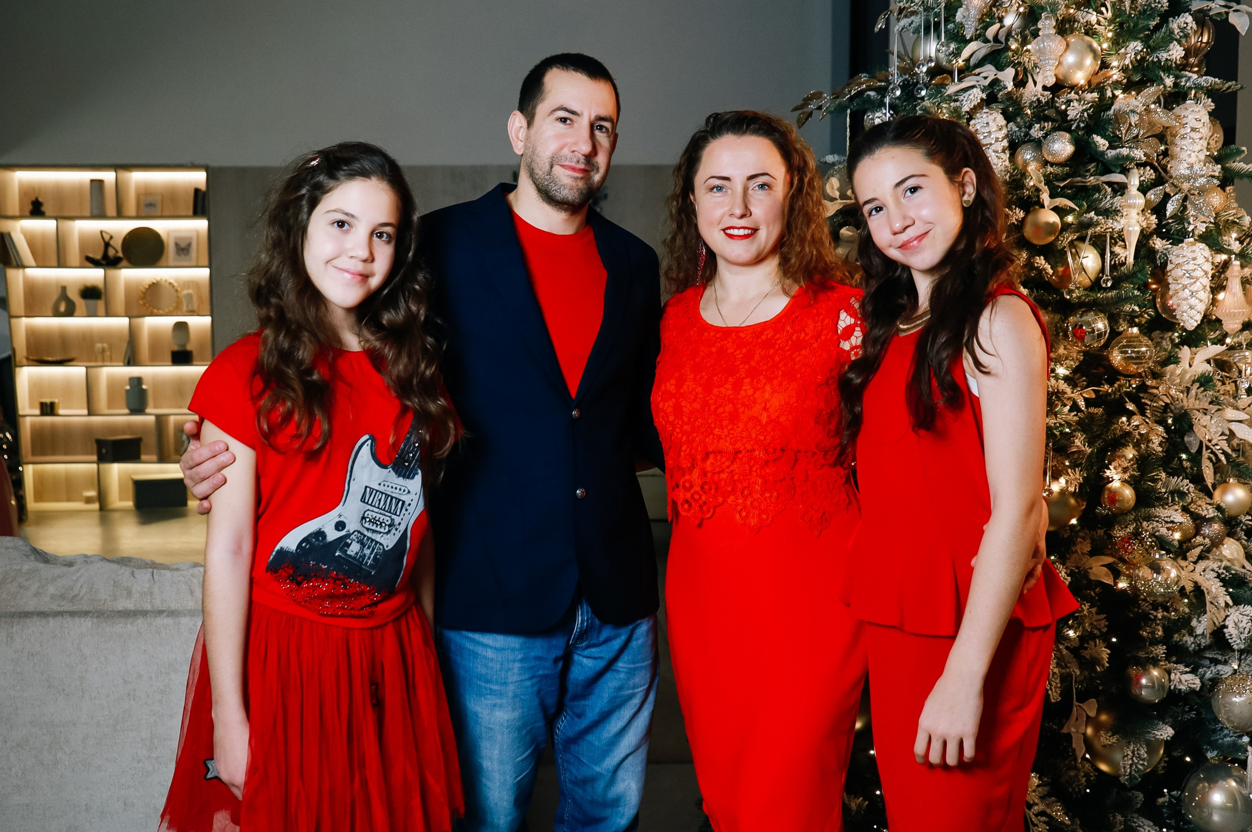 Дружная семья с четырьмя детьми. Визуал для эспертов и блогеров