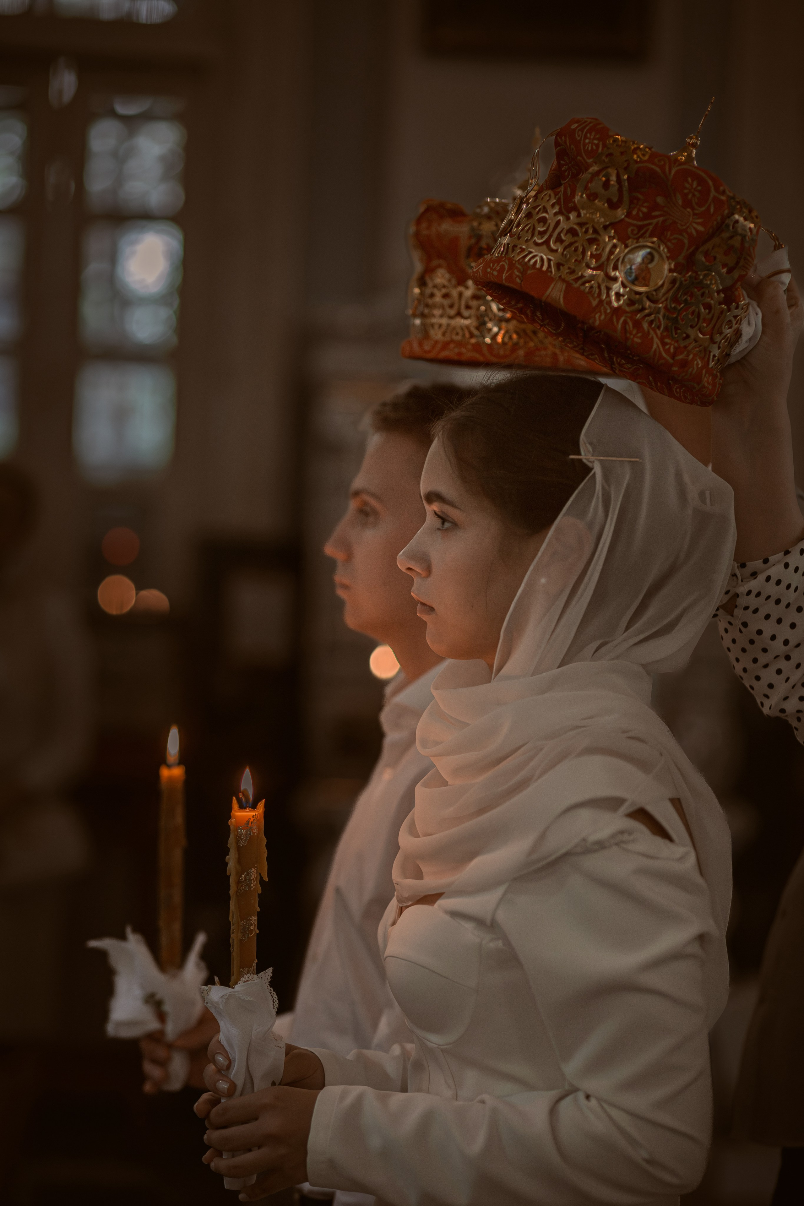 муж и жена на таинстве венчания в Ташкенте