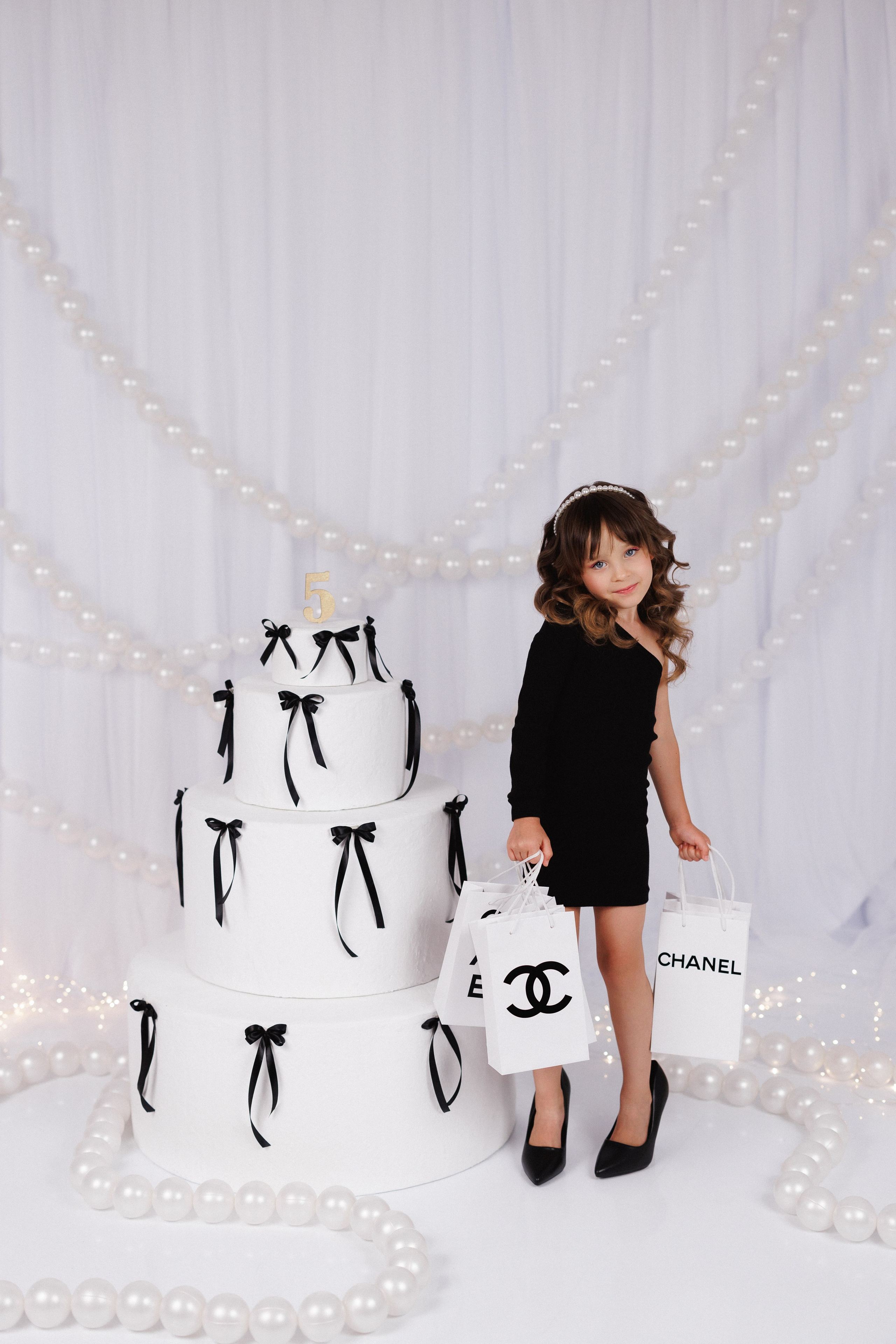 Фотосессия к дню рождения с большим тортом, в детской фотостудии «Антураж», город Краснодар. Семейный и детский фотограф в Краснодаре Анна Трашкова