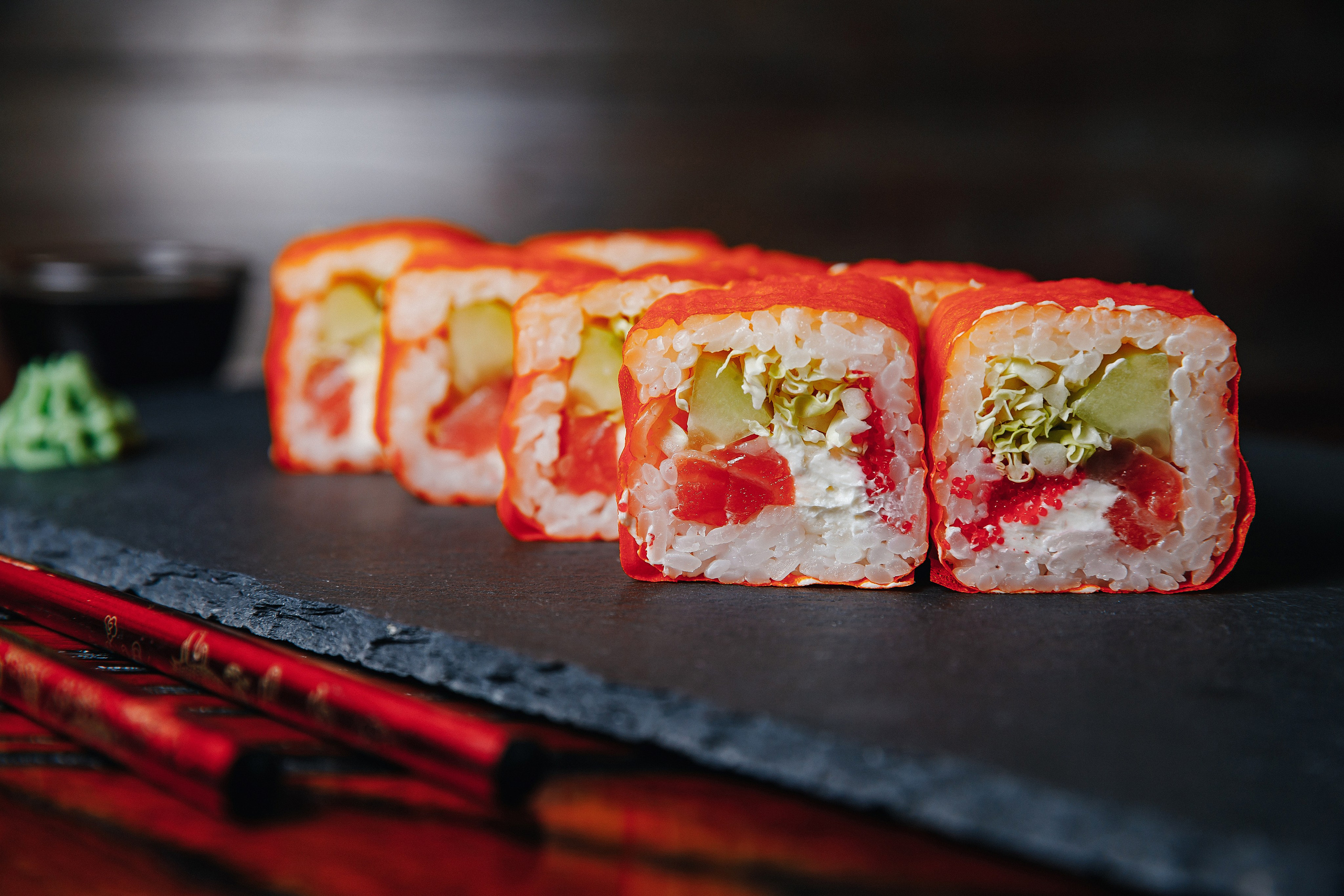 Профессиональный фуд-фотограф из ВладимираФотограф еды на съёмке в студии Владимира