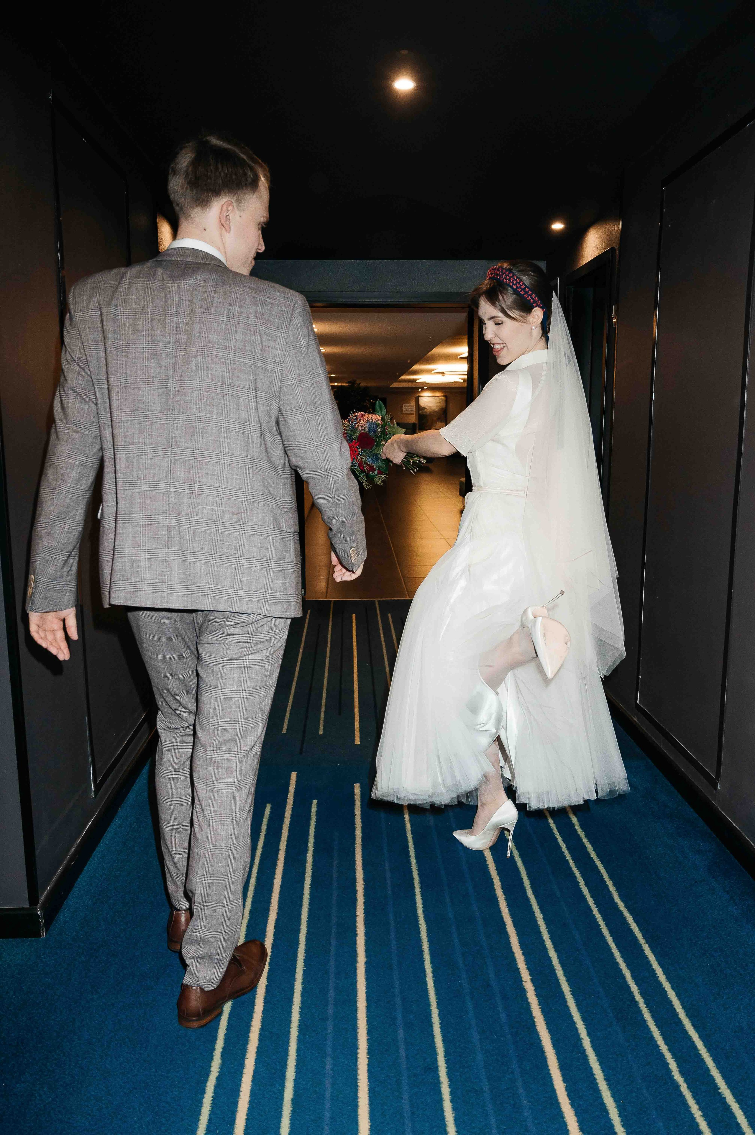 Утро невесты в гостинице. Свадебный и семейный фотограф в Котласе Никита Попов