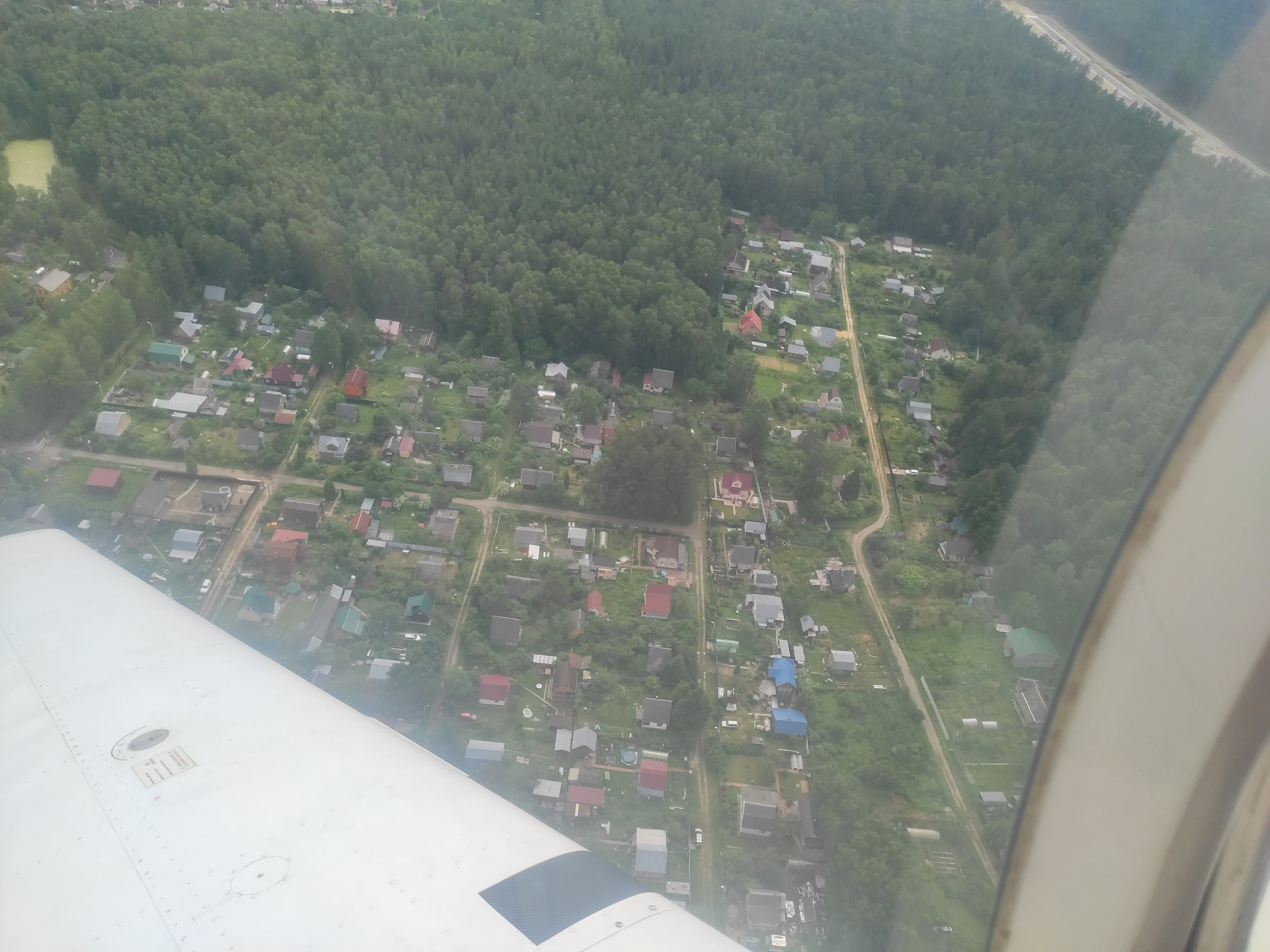 Изгиб дороги и белая машинка помогают