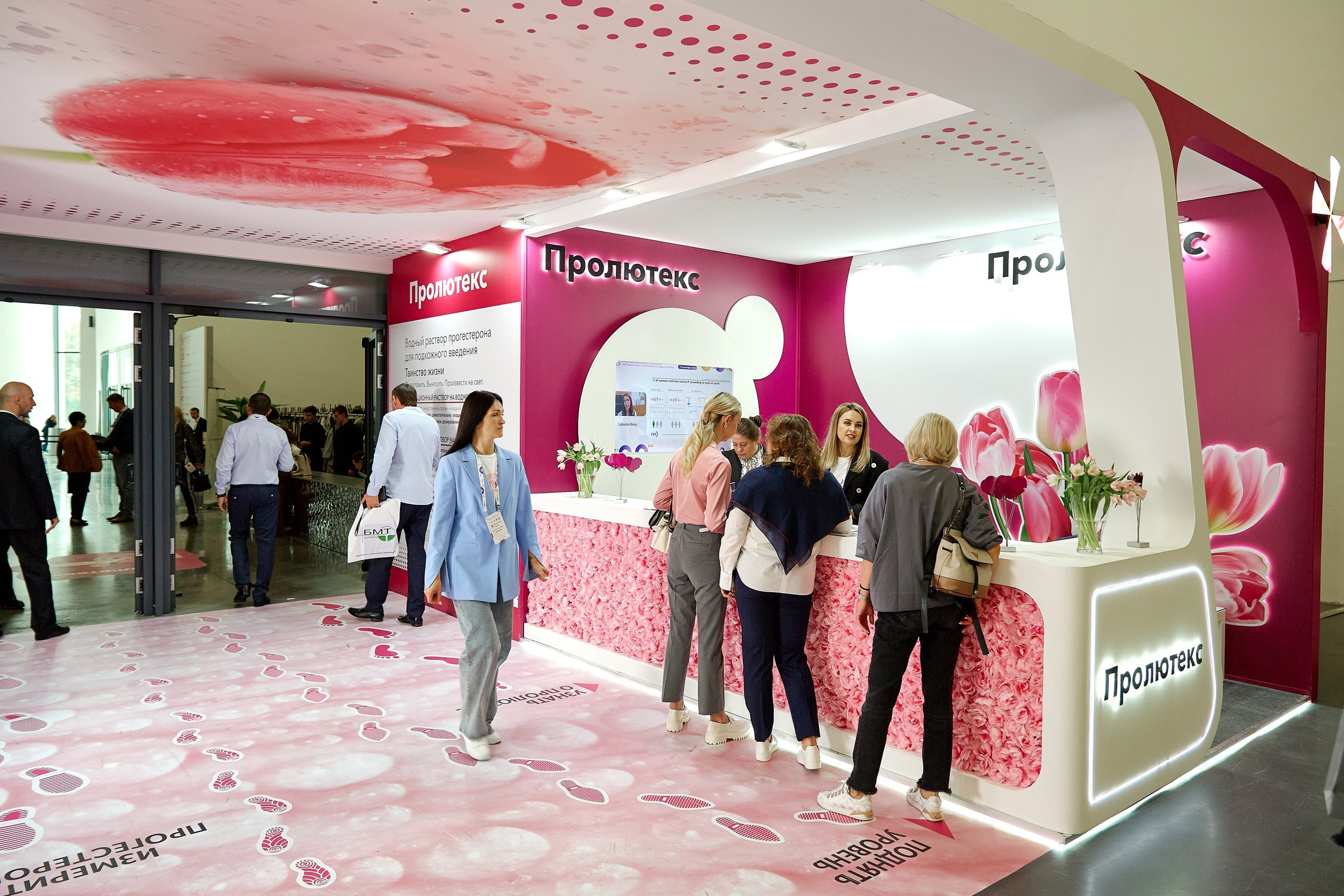 Стенд компании Angelini Pharma / Конференция РАРЧ 2023. Антон Артюшин, портретный фотограф. Москва