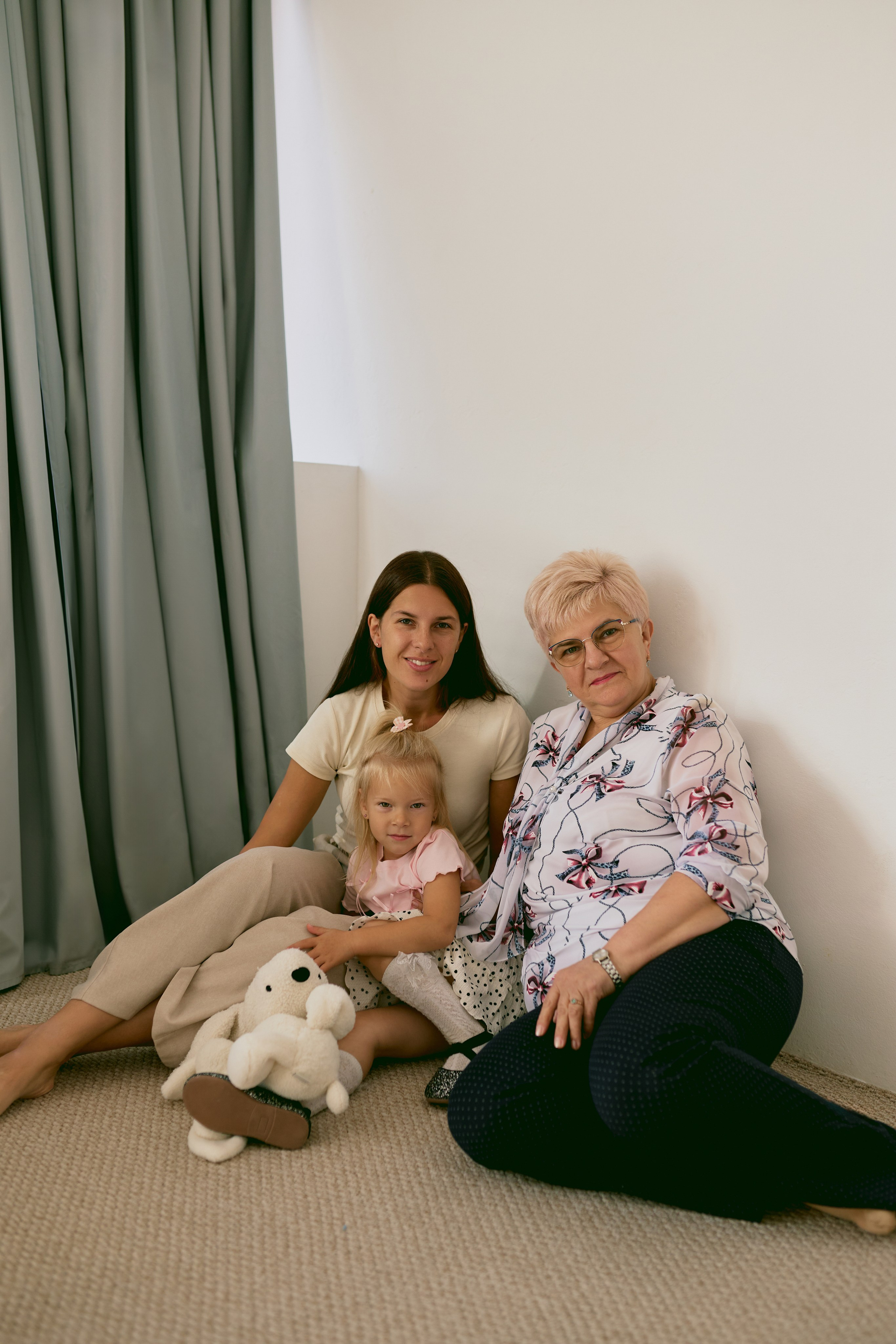 Семейная фотосессия в фотостудии. Сестры Карабаза. Фотографы и ретушеры в Москве и Санкт-Петербурге