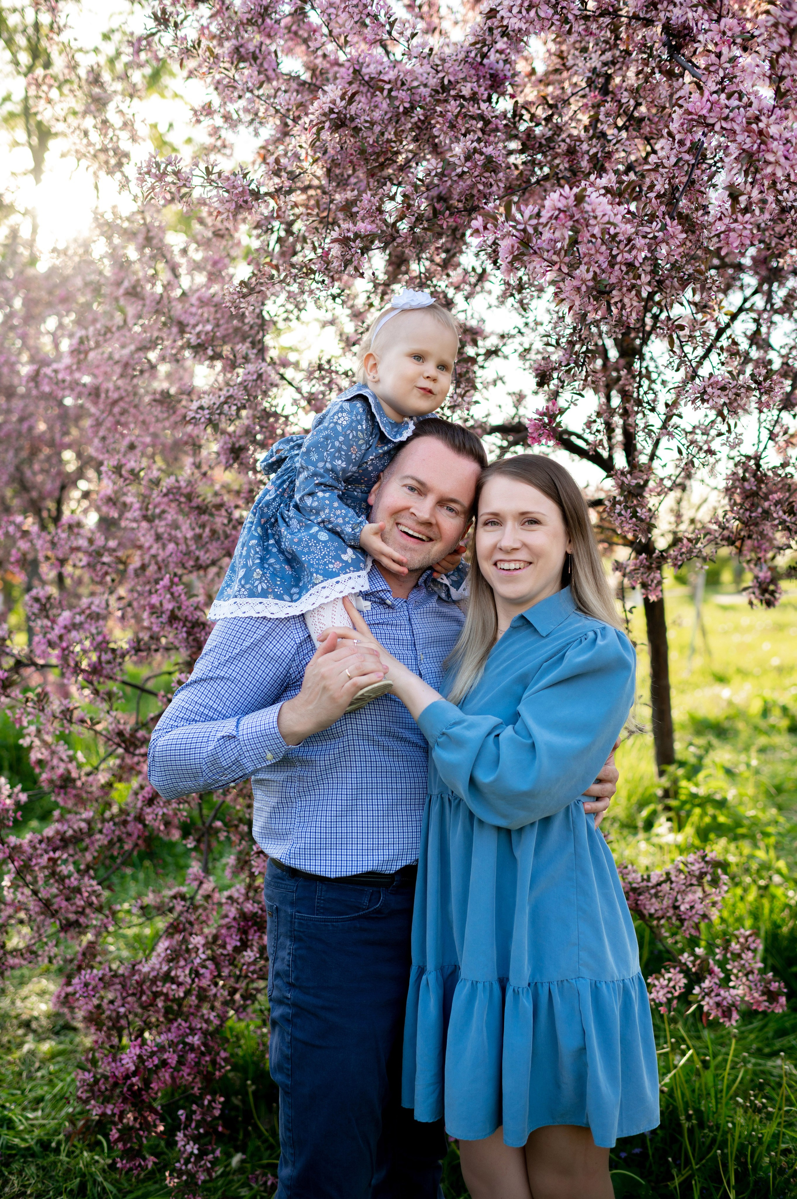 Ника и родители в розовых яблонях. Портретный, семейный и свадебный фотограф в Санкт-Петербурге и в Пушкине Ширяев Денис