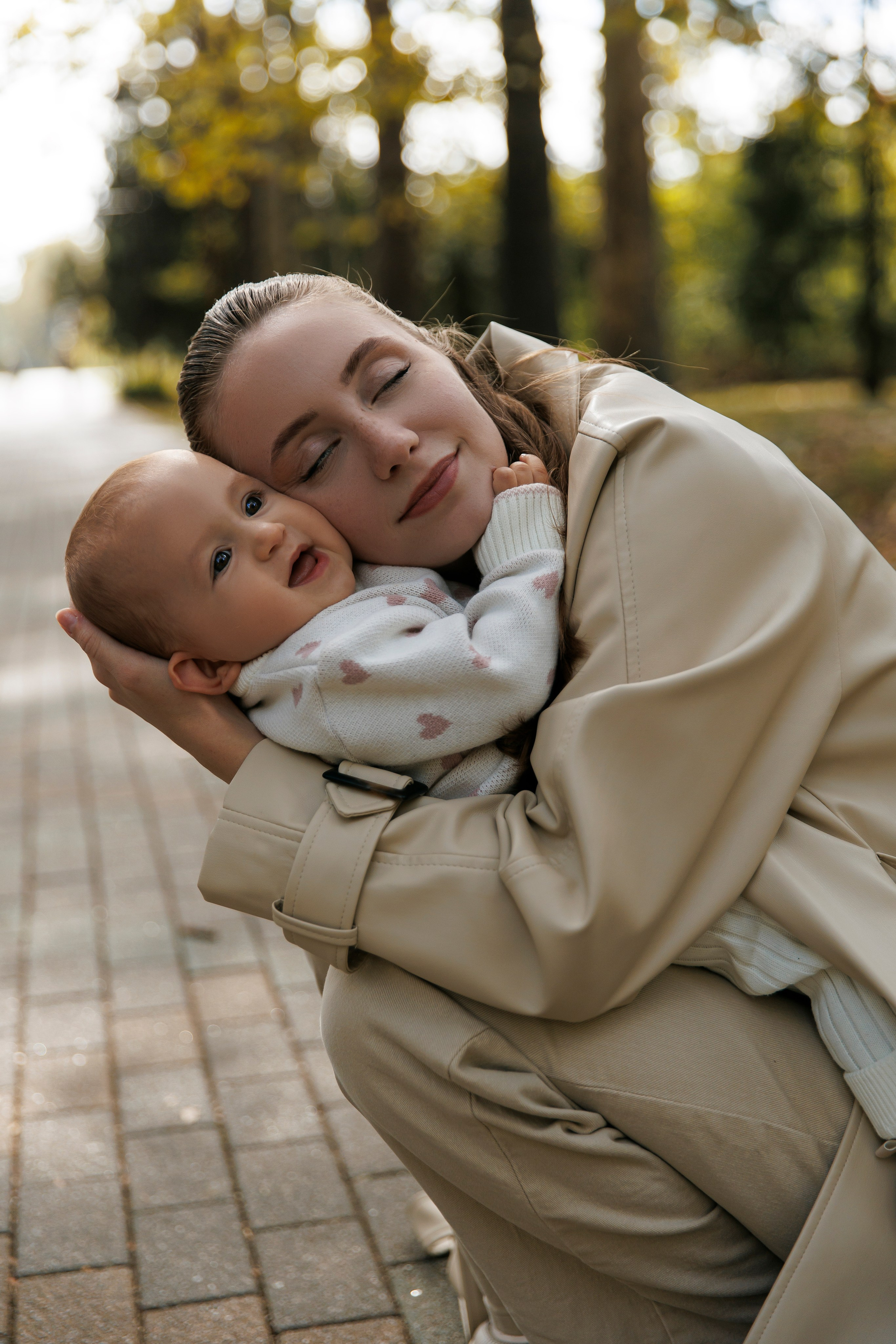 «Embracing Autumn: A Family Adventure Amidst Golden Leaves»