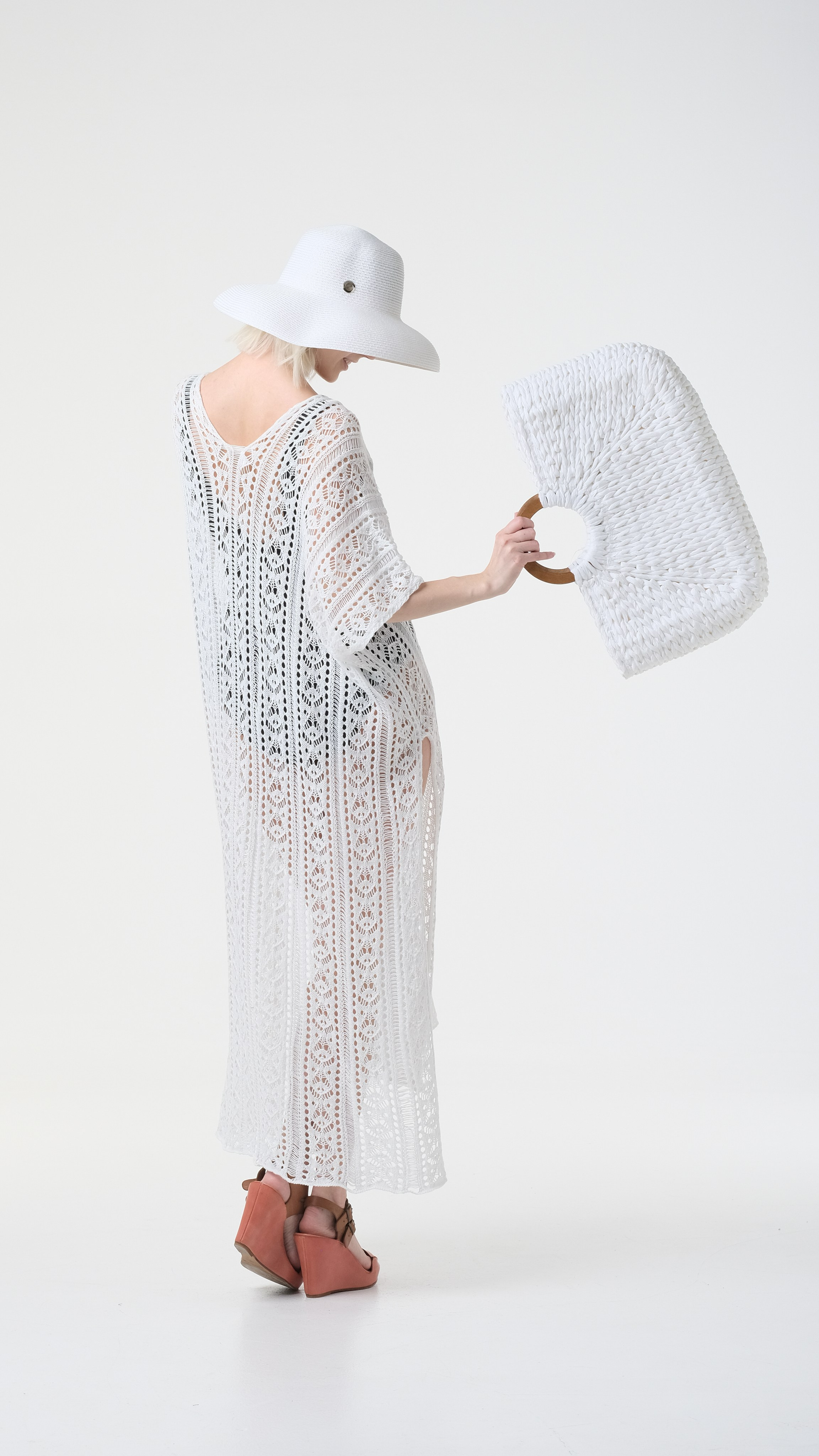 Фото для маркетплейсов одежды для пляжей. Белый верх, белая шляпа для пляжа, белая пляжная сумка.