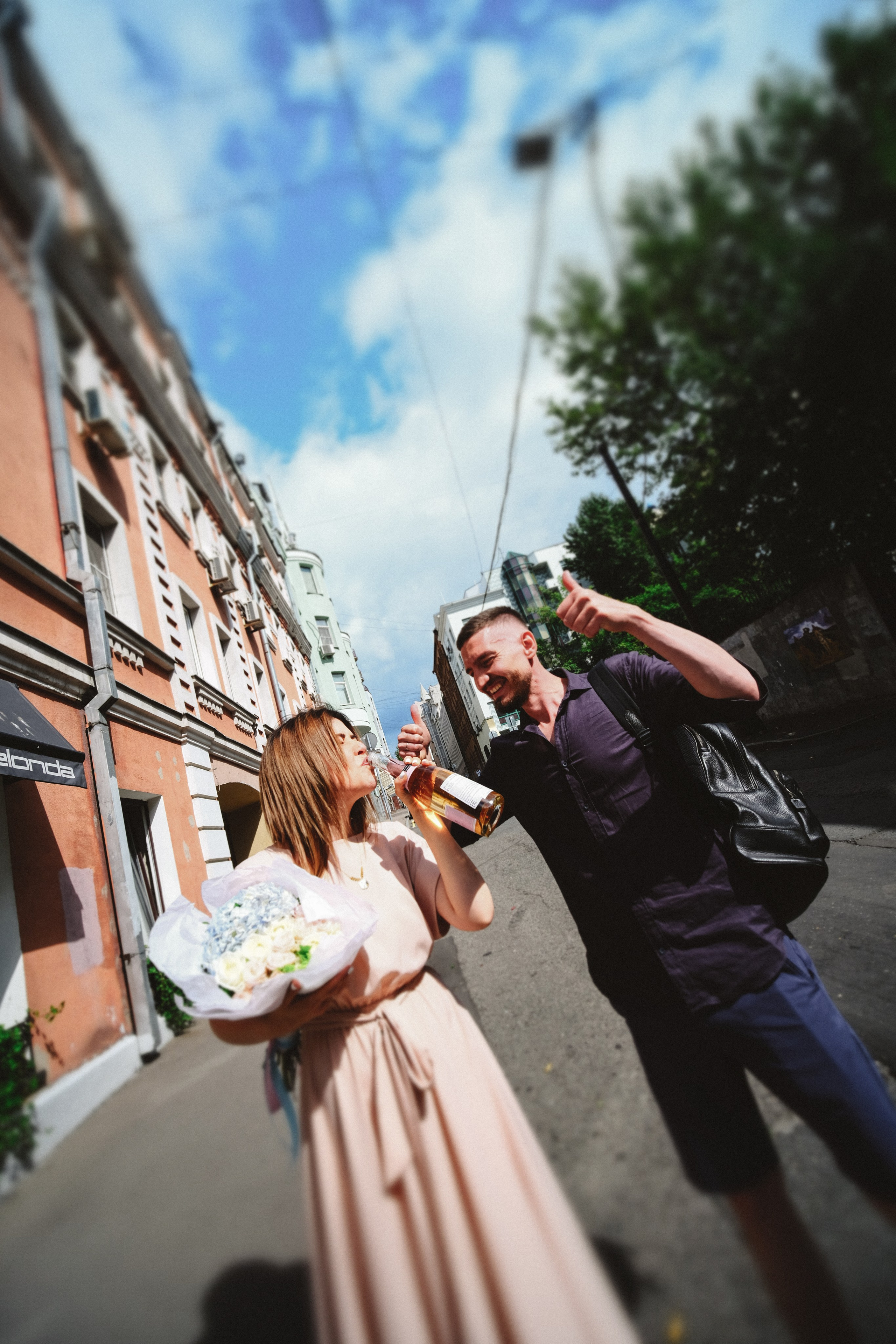 Невеста пьёт шампанское прямо из бутылки.