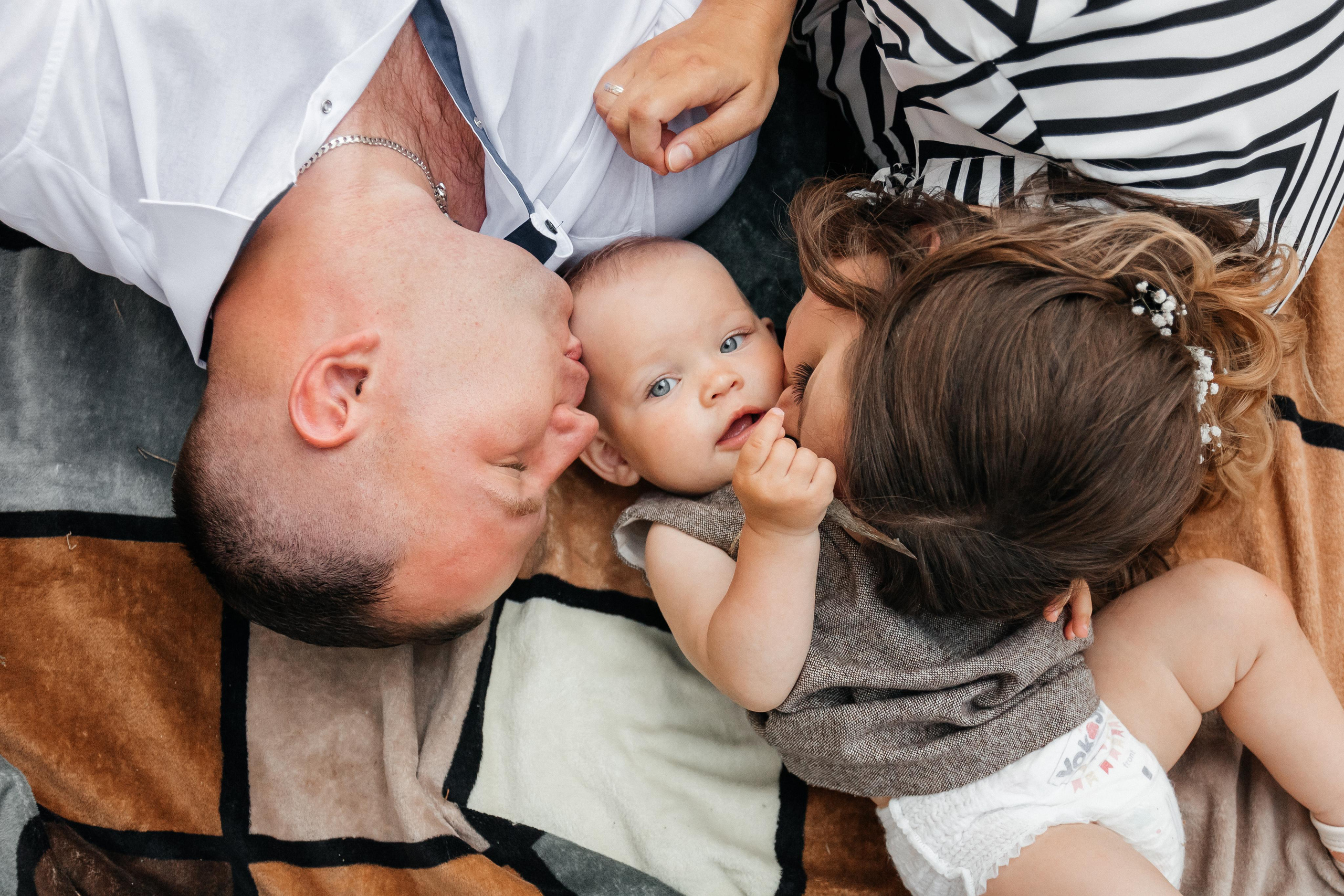 Виктория, мама Мария и папа Александр. Фотограф Солигорск