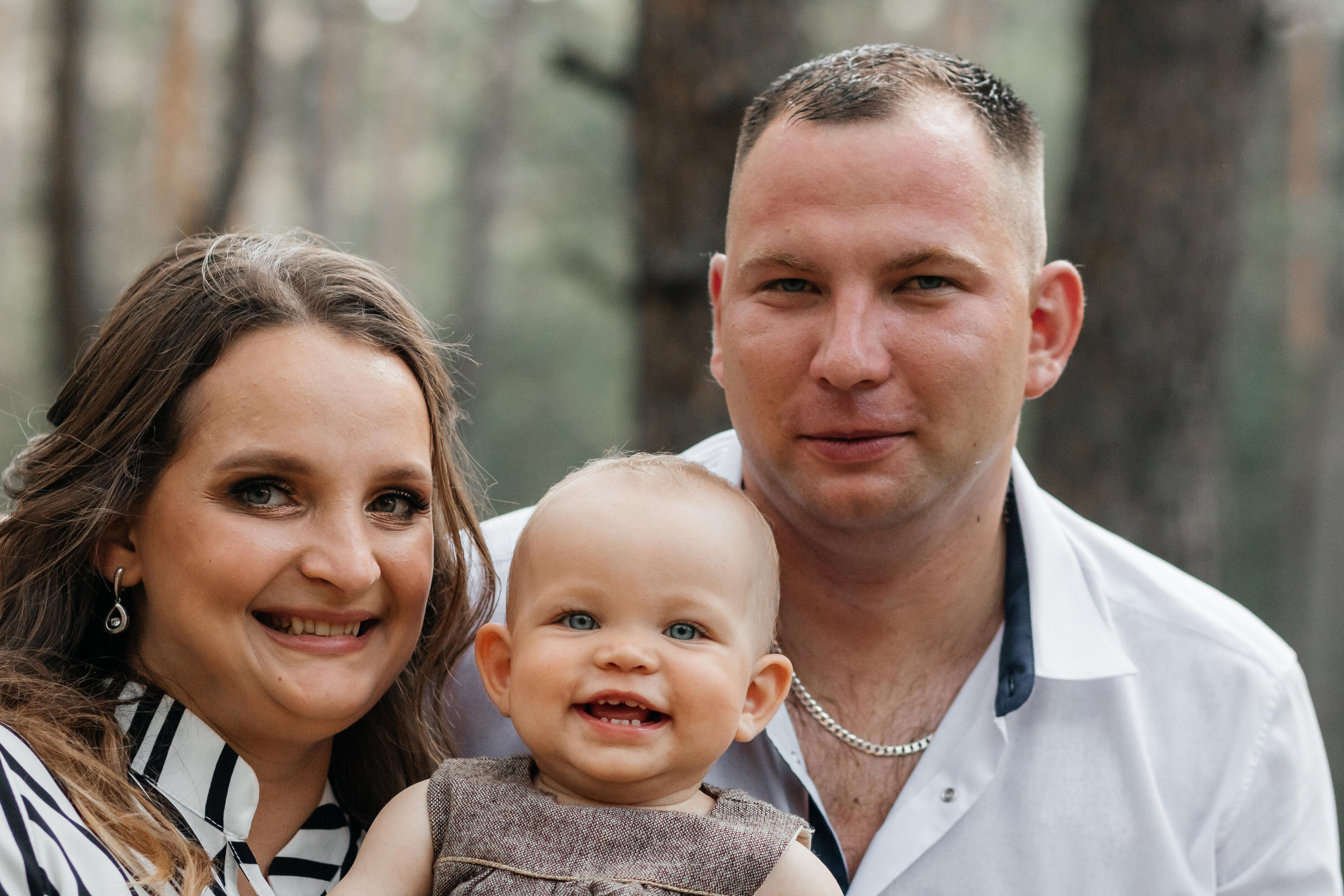 Виктория, мама Мария и папа Александр. Фотограф Солигорск