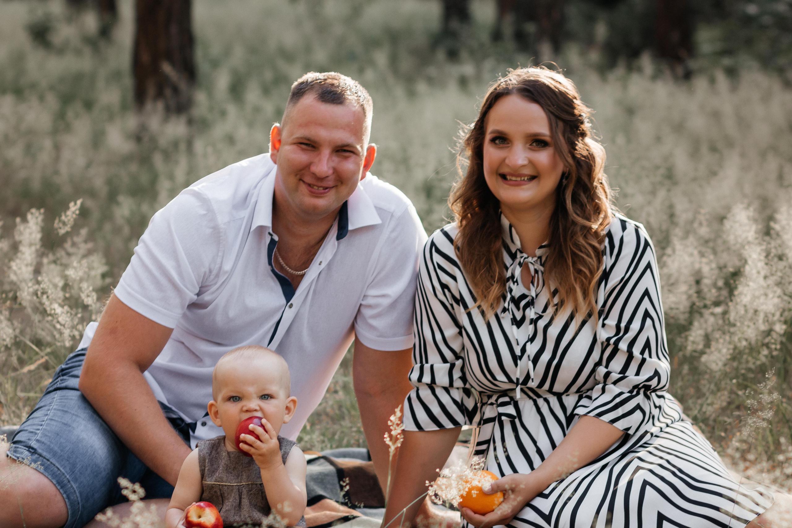 Виктория, мама Мария и папа Александр. Фотограф Солигорск