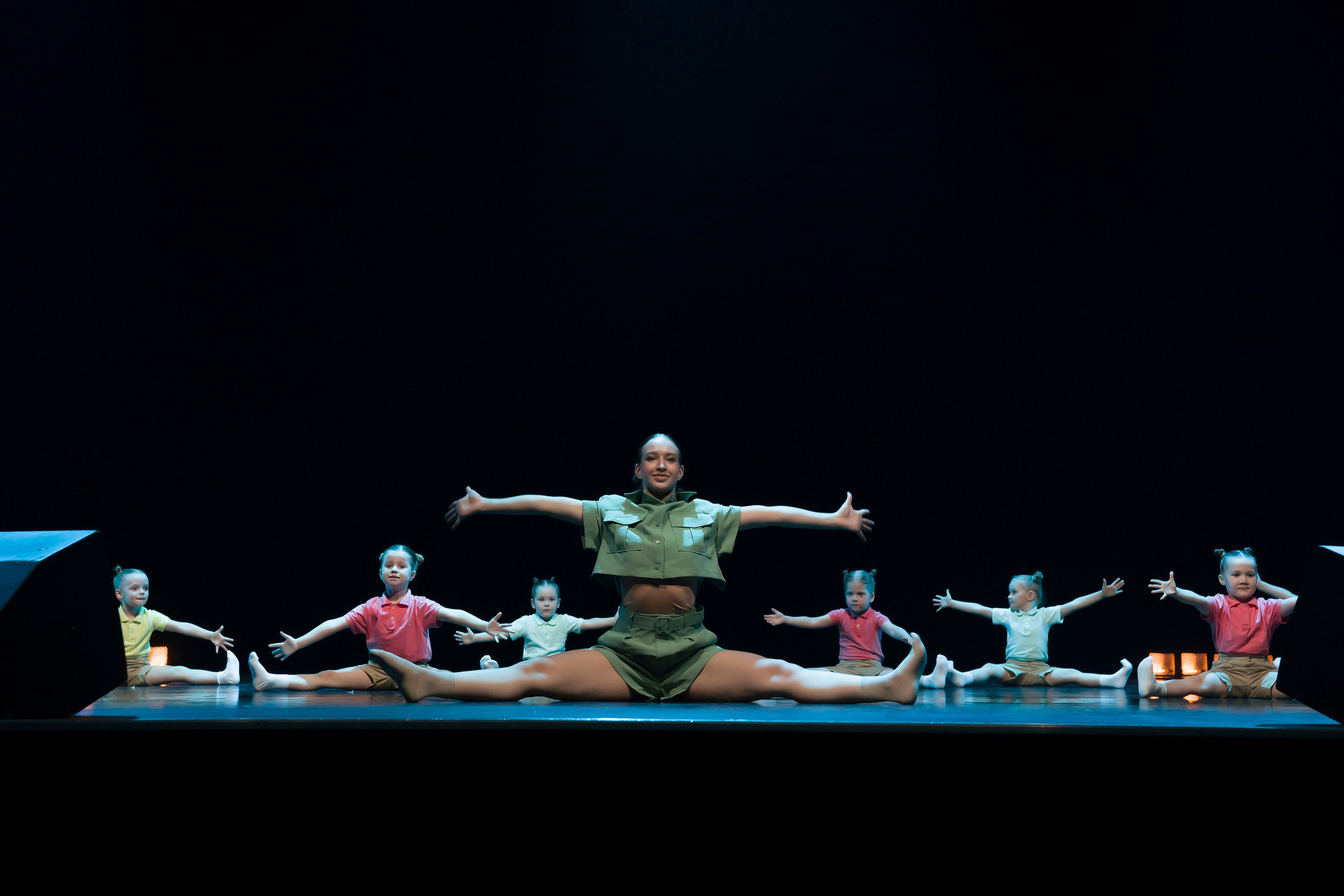 Танцевальное шоу. Фотограф в Санкт-Петербурге. Репортажная и все съёмки для бизнеса