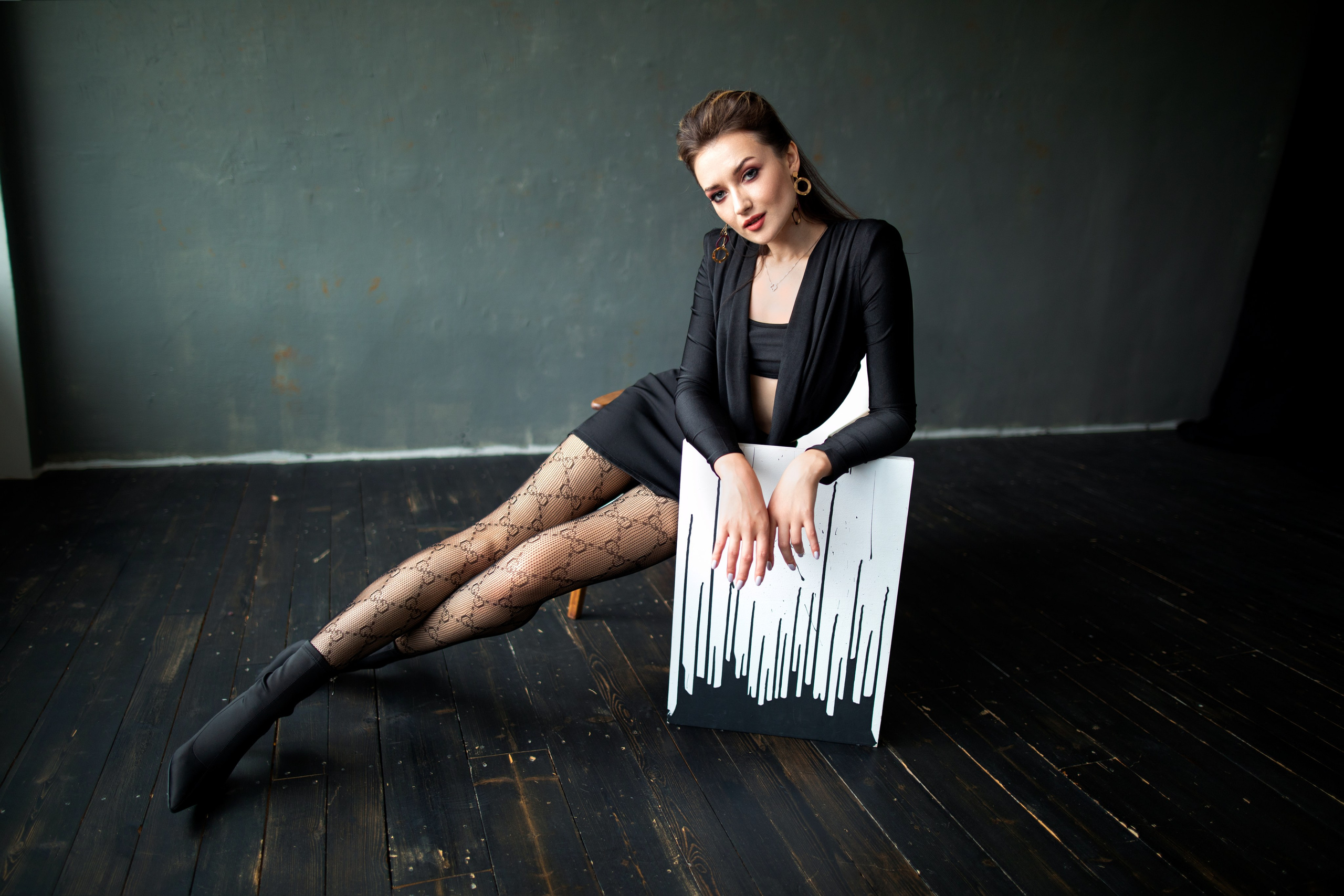 Студийный фотосет с Анастасией в минимальном интерьере в формате для «себя»