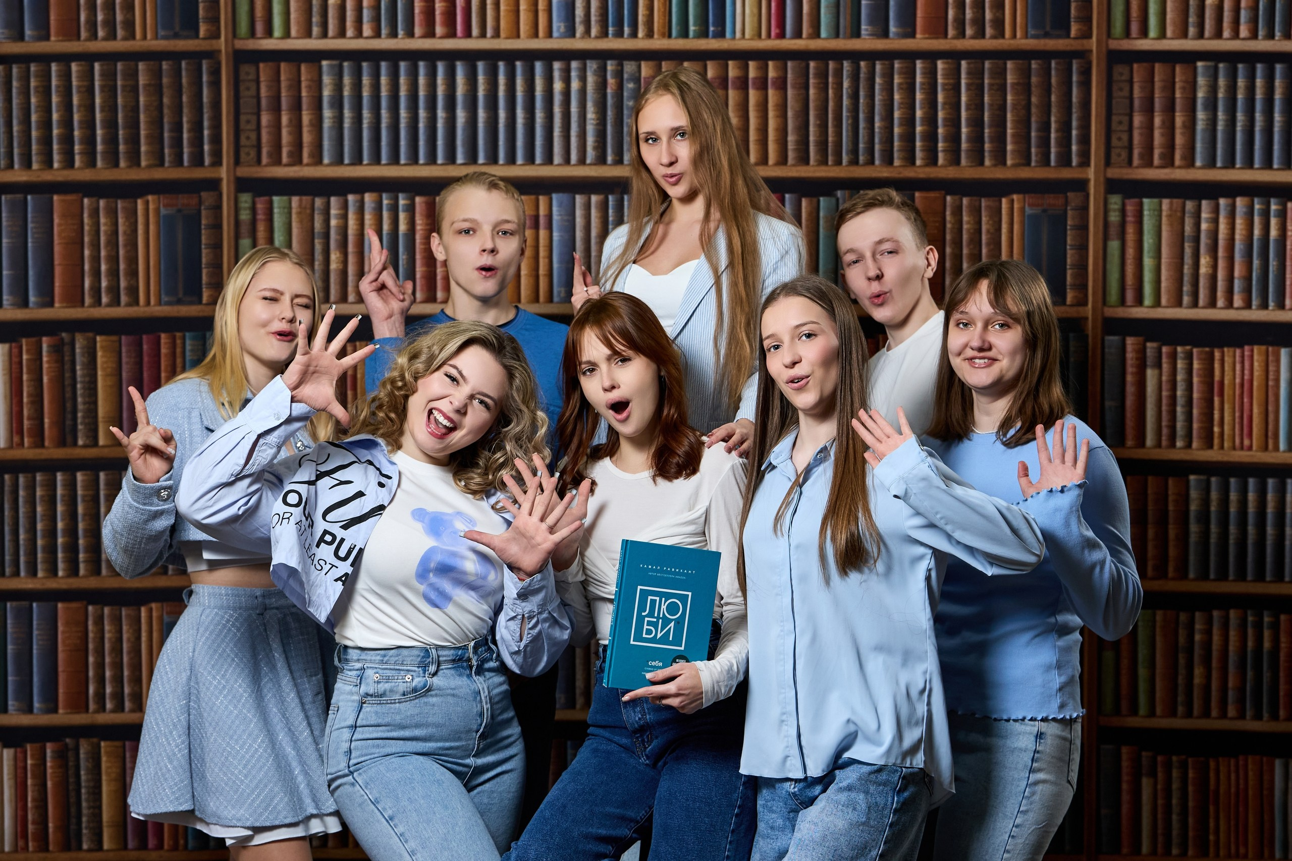 ШКОЛЬНИКИ. ШКОЛА. ФОН. Фотограф Татаринов Андрей (Донецк / Макеевка)