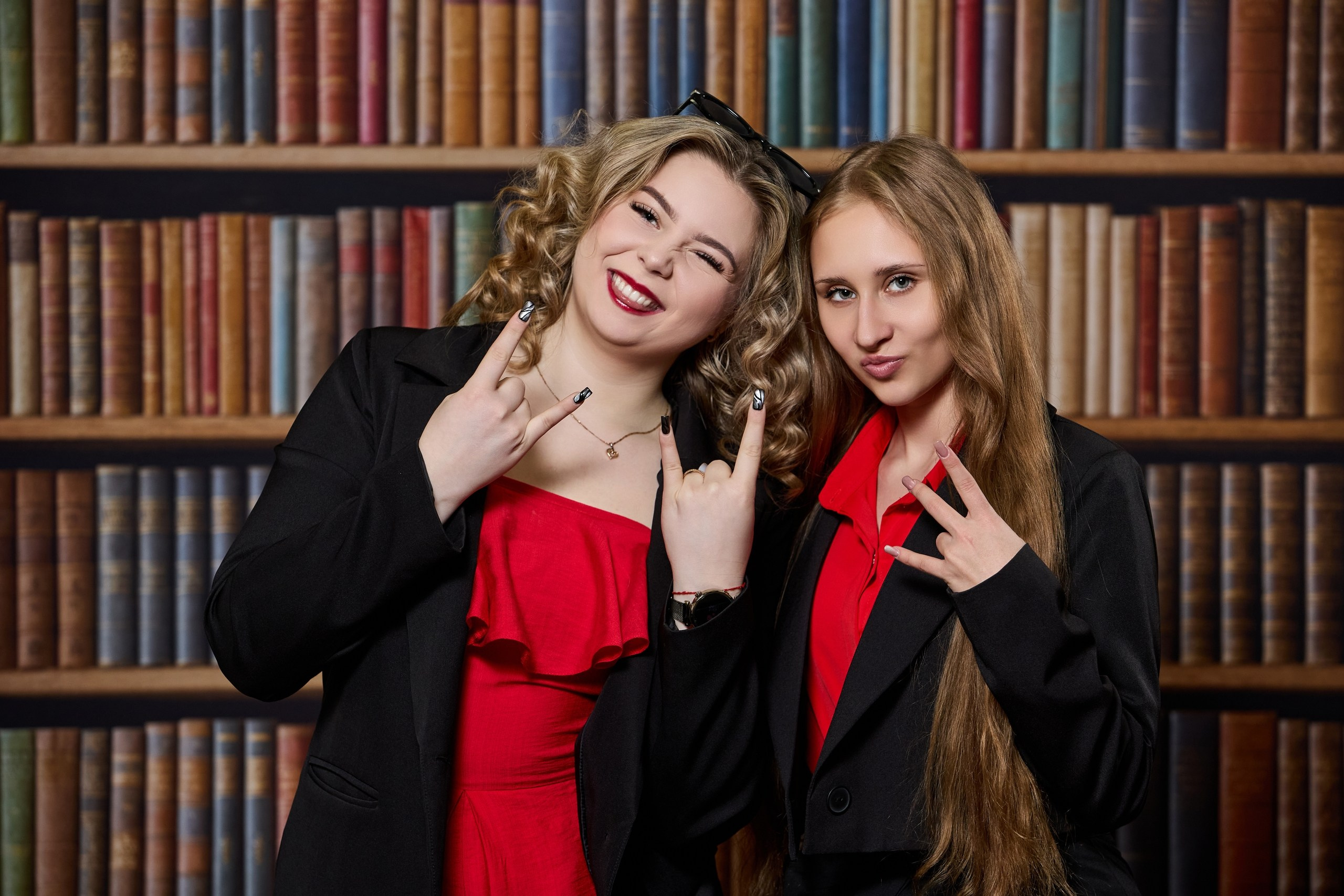ШКОЛЬНИКИ. ШКОЛА. ФОН. Фотограф Татаринов Андрей (Донецк / Макеевка)