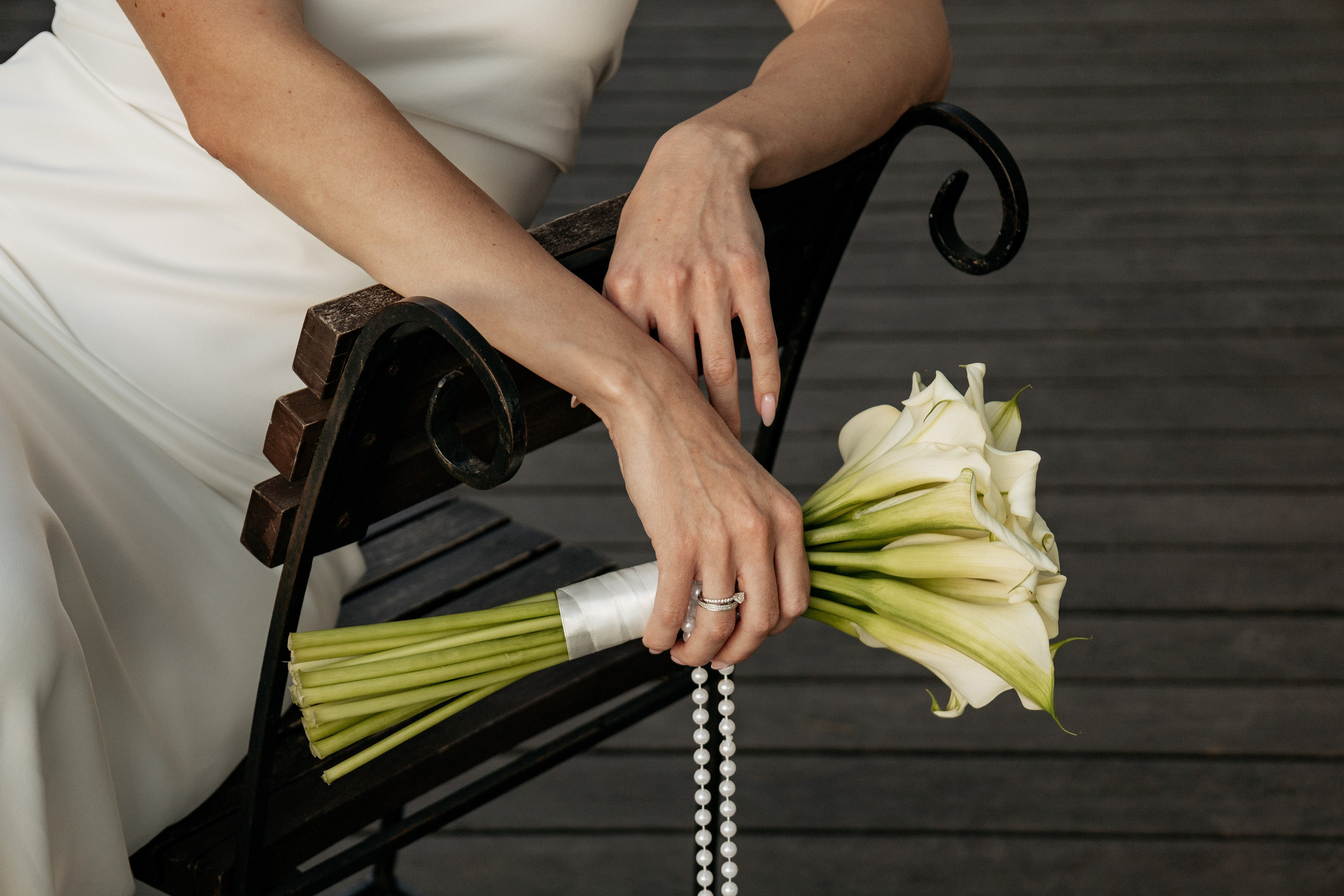 Букет невесты в красивой локации Абрау-Дюрсо