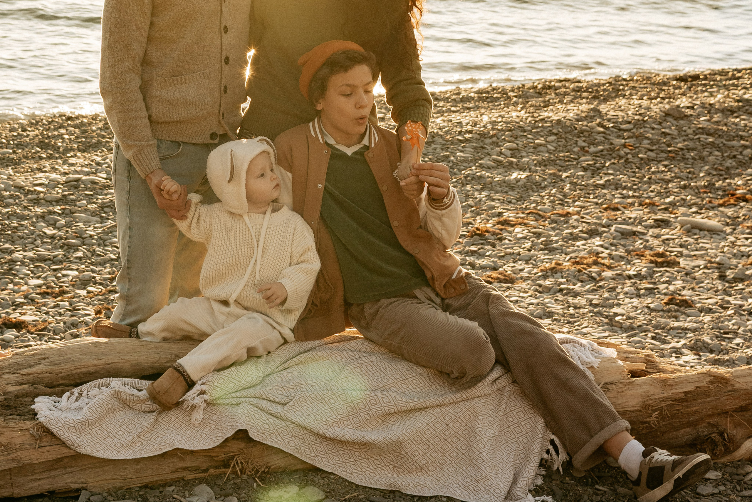 Искренние улыбки семьи на закате в Абрау-Дюрсо