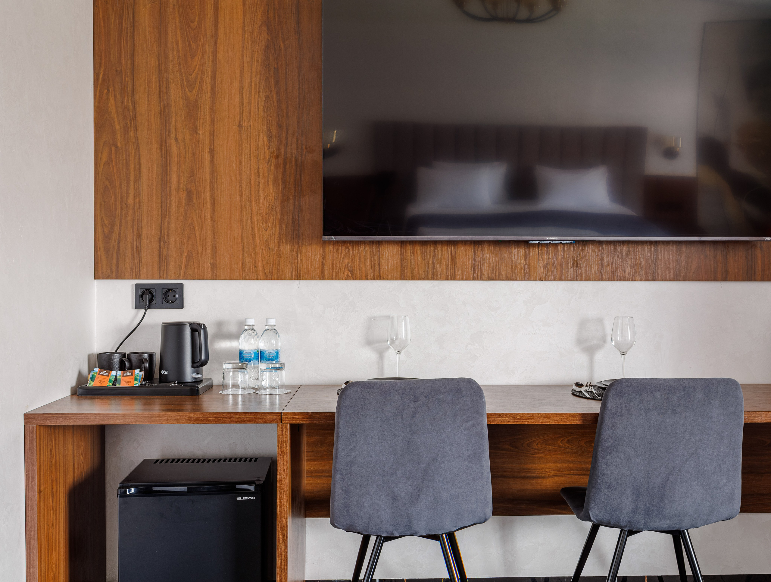 гостиничный номер предлагает идеальные условия для отдыха и работы. Просторный, светлый и чистый номер оборудован всем необходимым: удобная кровать, кондиционер, бесплатный Wi-Fi, телевизор с плоским экраном, мини-бар и сейф. В номере есть собственная ванная комната с современными средствами гигиены