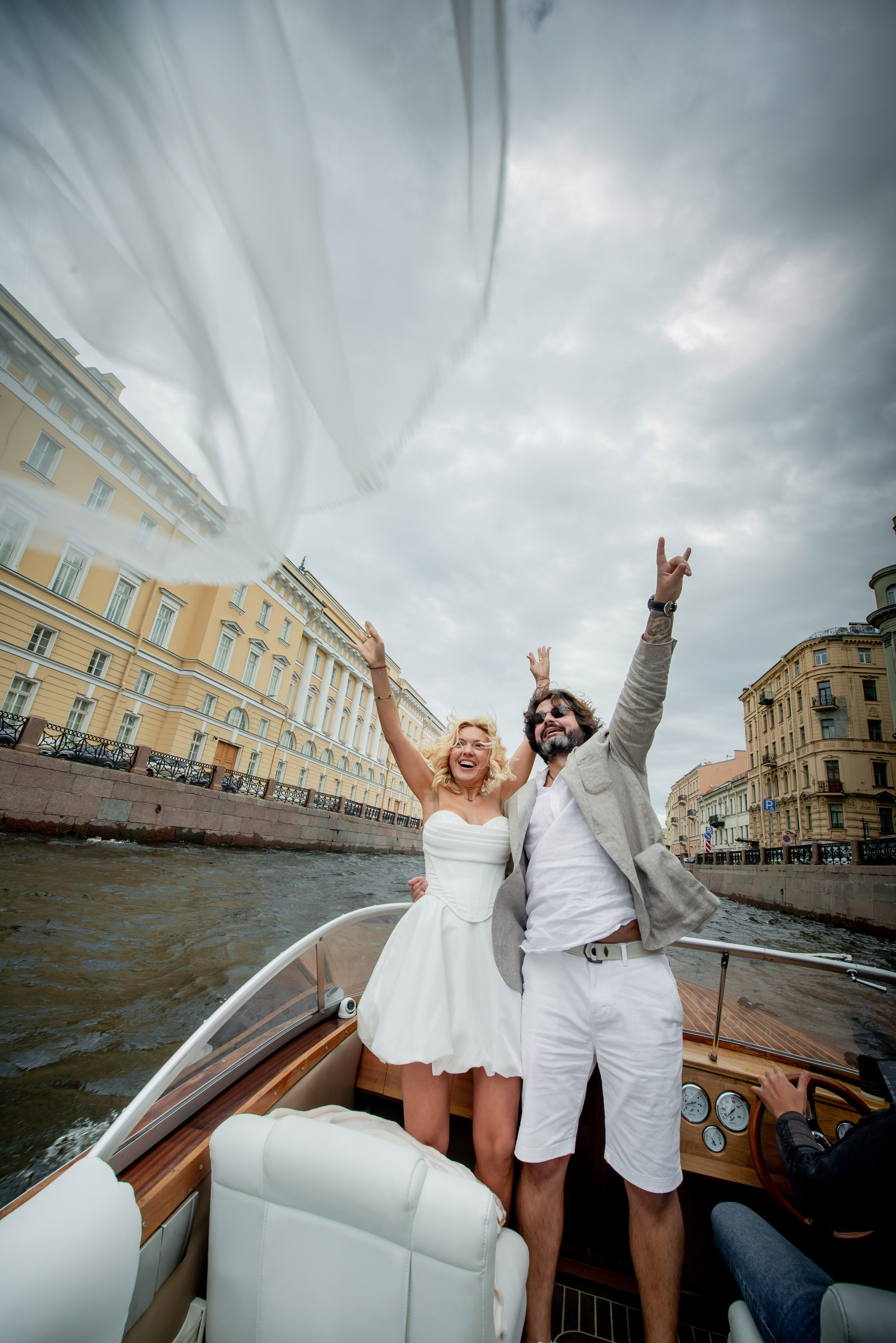 Юлия и Павел (сборы невесты, Невская ратуша, красный Buick, прогулка по рекам на катере). Портретный, семейный и свадебный фотограф в Санкт-Петербурге и в Пушкине Ширяев Денис