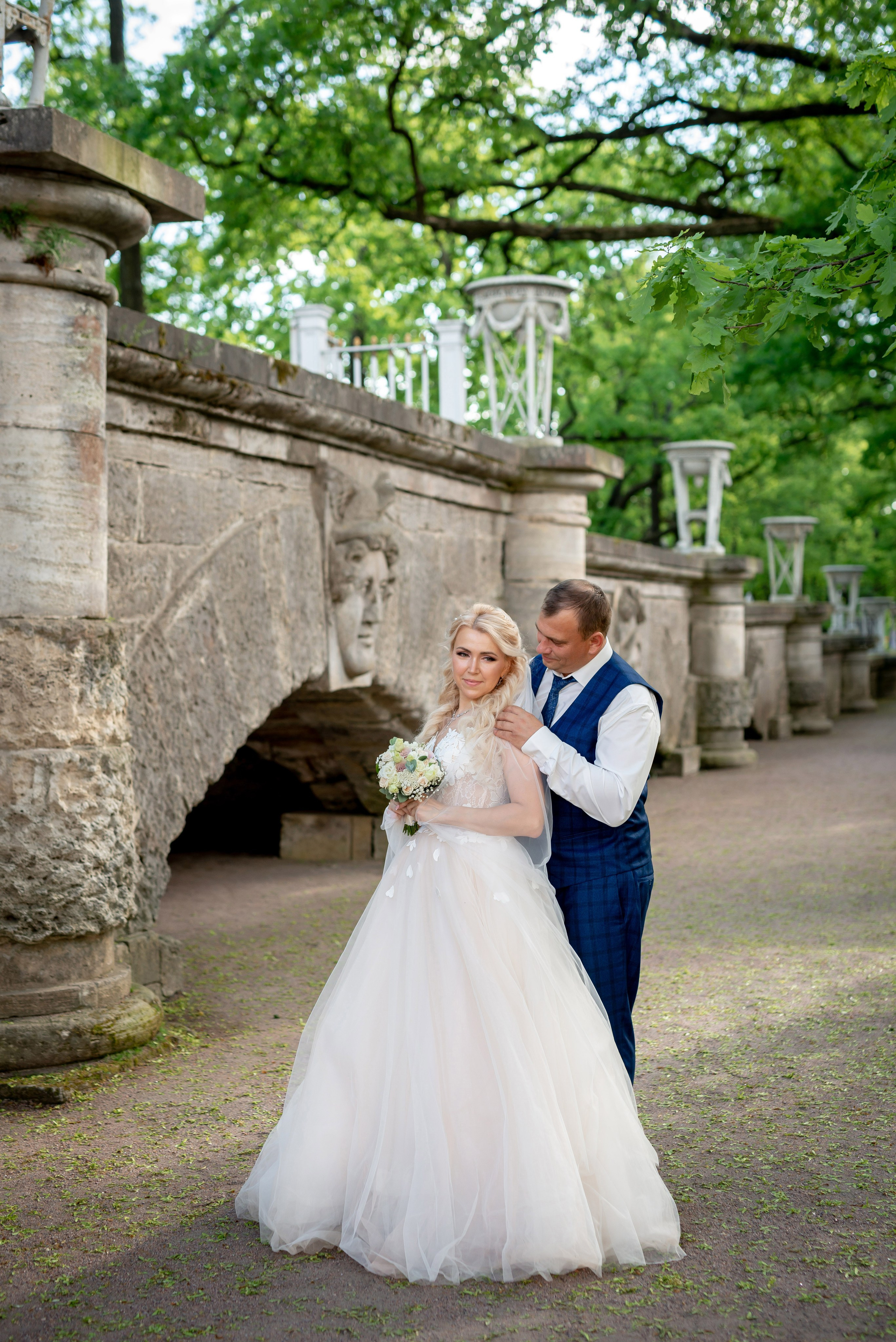 Евгения (фотосессия с малиновым chevrolet camaro, в сирени в Пушкине в Екатерининском парке). Портретный, семейный и свадебный фотограф в Санкт-Петербурге и в Пушкине Ширяев Денис