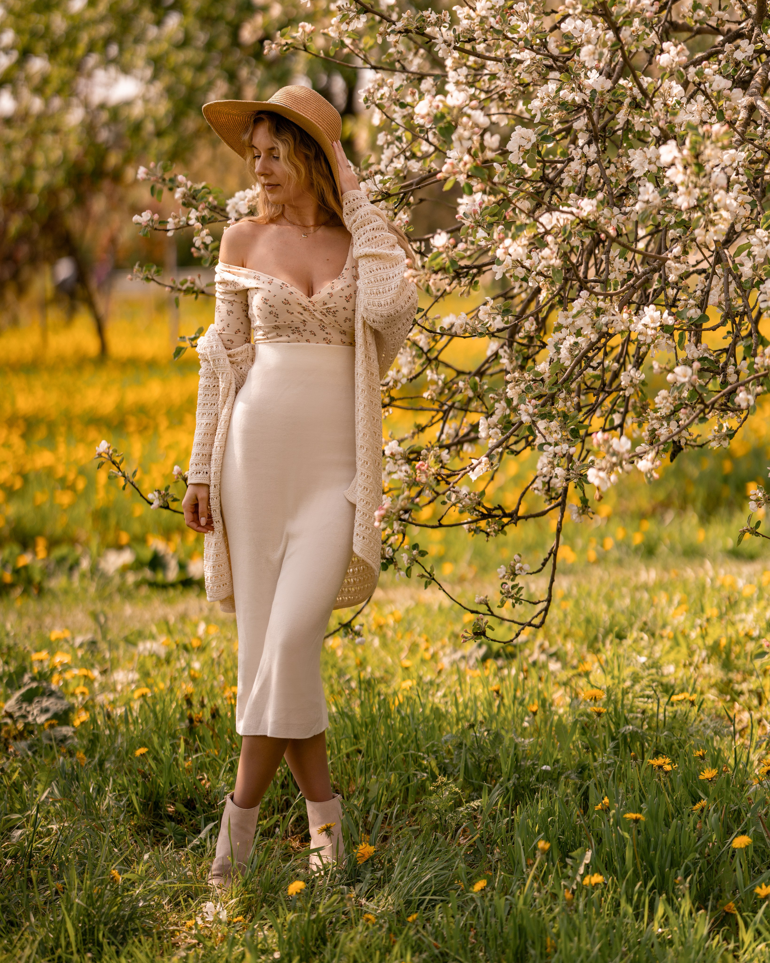 Весенняя сказка Марии в цветущем саду. Семейный и портретный фотограф в Санкт-Петербурге Татьяна Гримоть