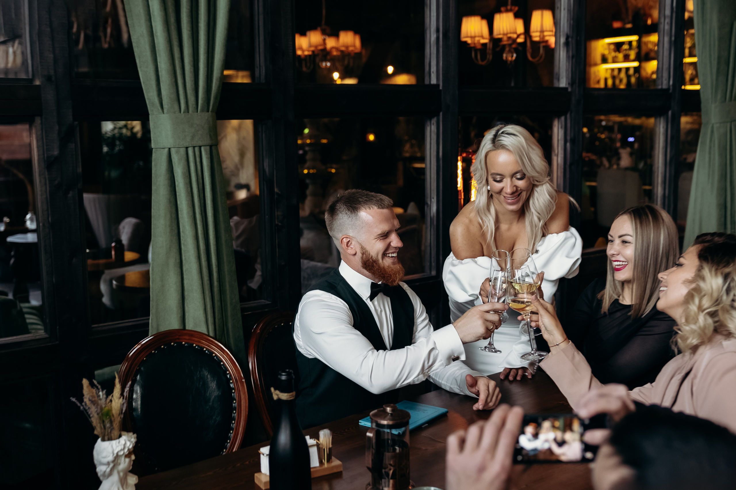 Александр и Елена (сборы, ресторан). Фотограф свадебный семейный в Красноярске Шукшина Наталья