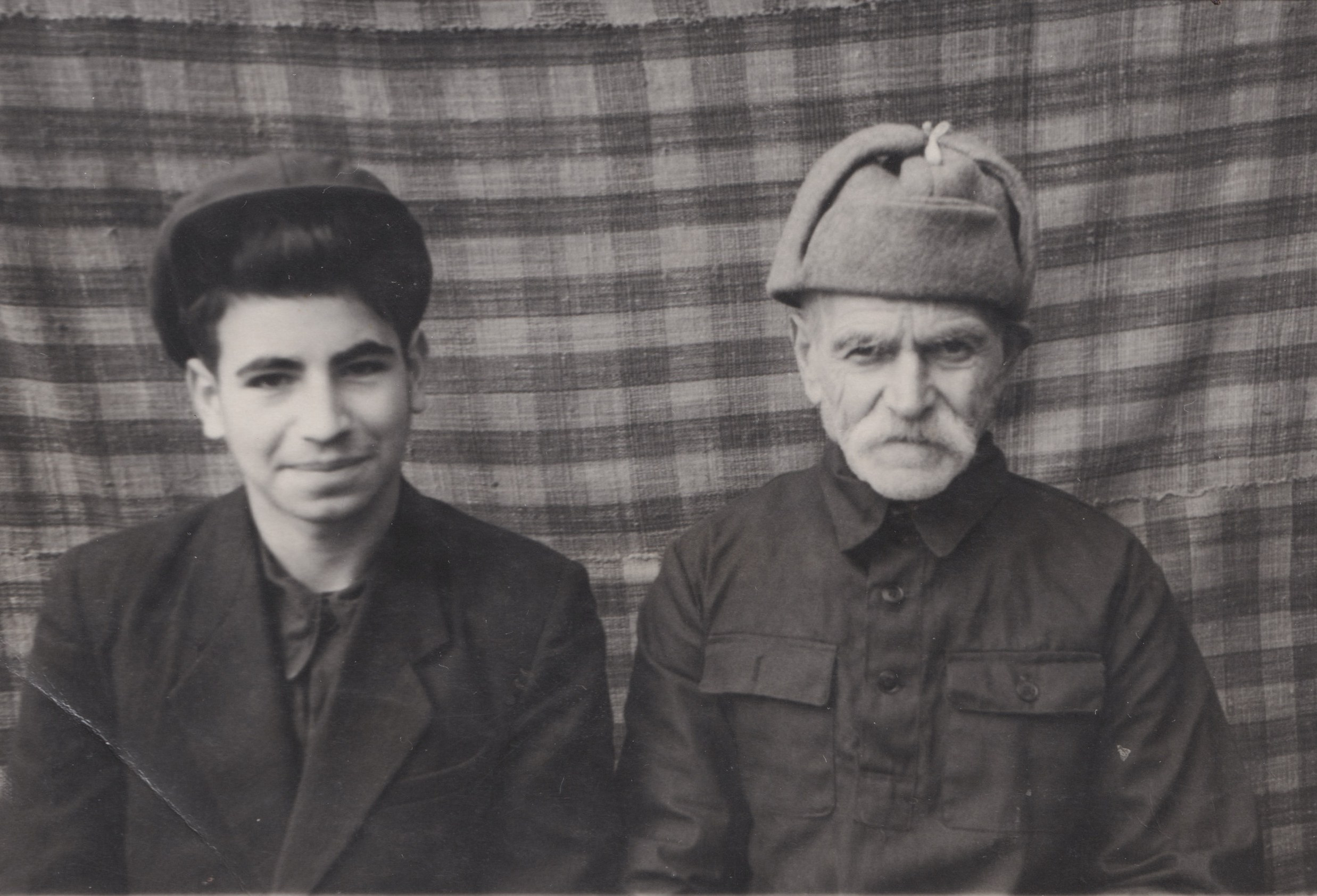 Иосиф Зопунян с дедом Амбарцумом Зупунянон Мкртычевич, 1955. Архив семьи Зопунян. 