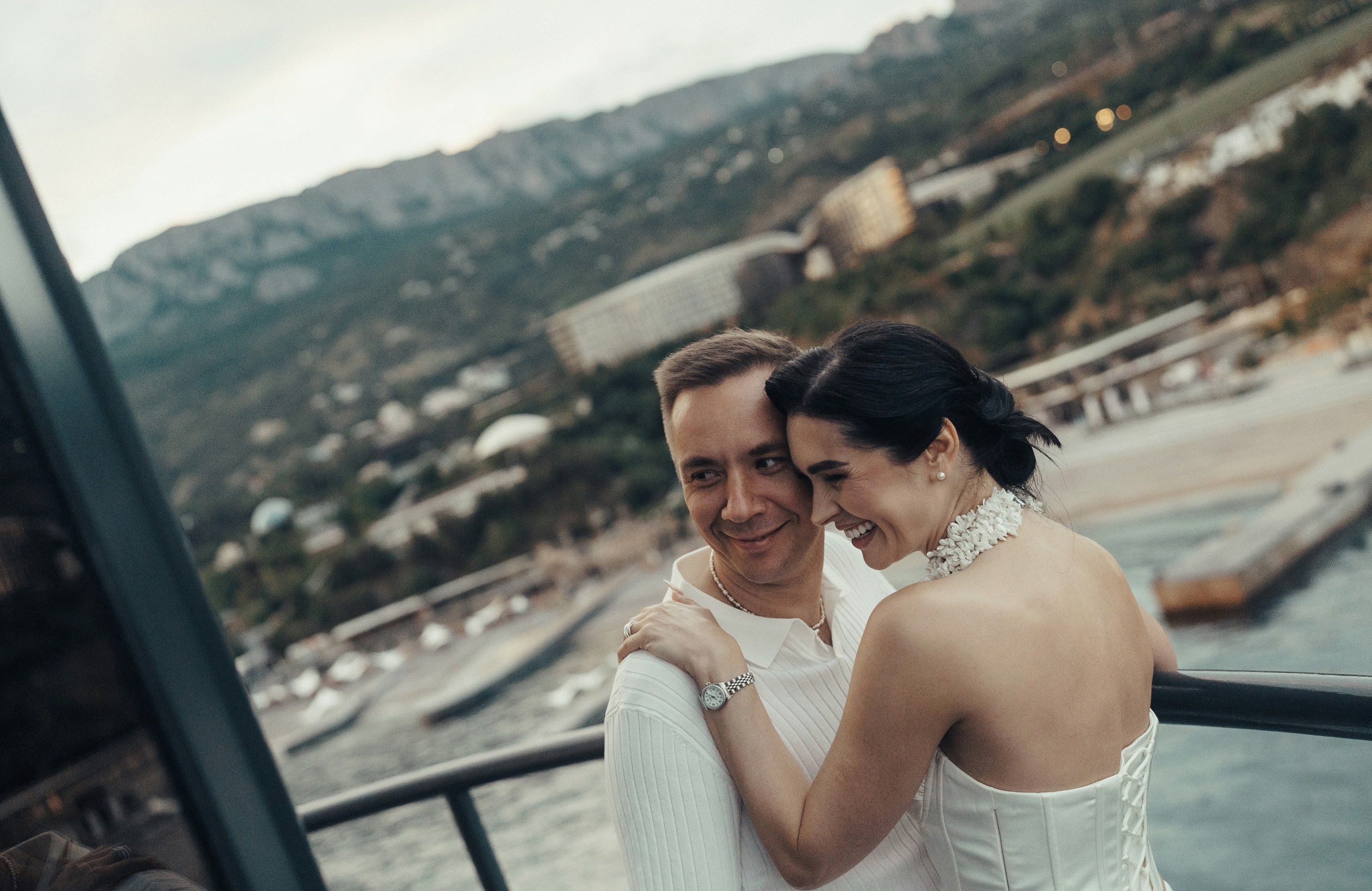 Семейная фотосессия в Крыму: влюблённая пара на фоне курорта "Мрия".