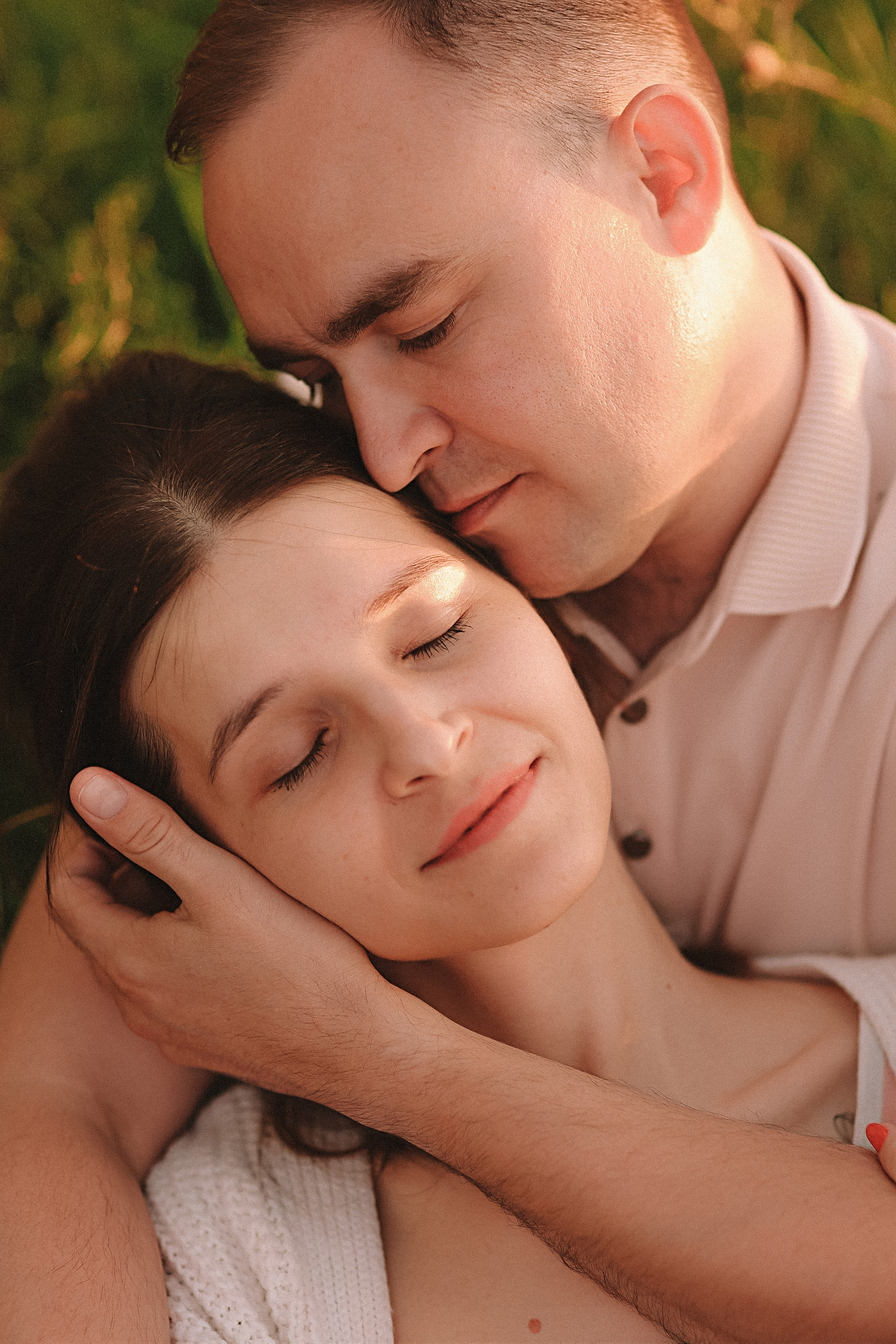 Поле love story на закате. Семейный фотограф Тюмень, фотограф на роды Салмина Мария